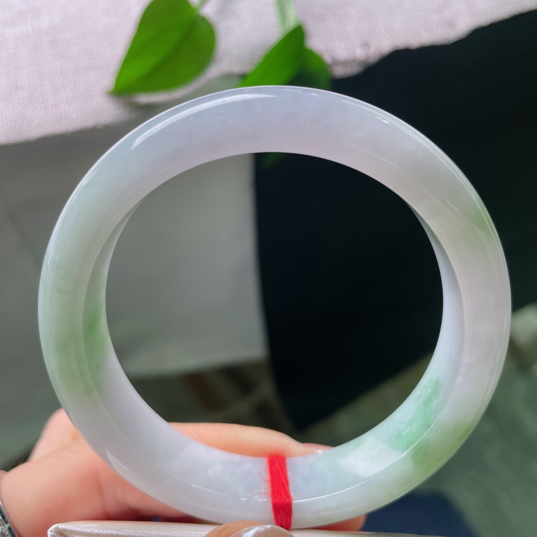 飘绿正圈，晶体纹，素白镯底晕染几缕清新飘绿，清雅内敛，不张扬不浓烈，自带温婉恬静的氛围感。ss57846a