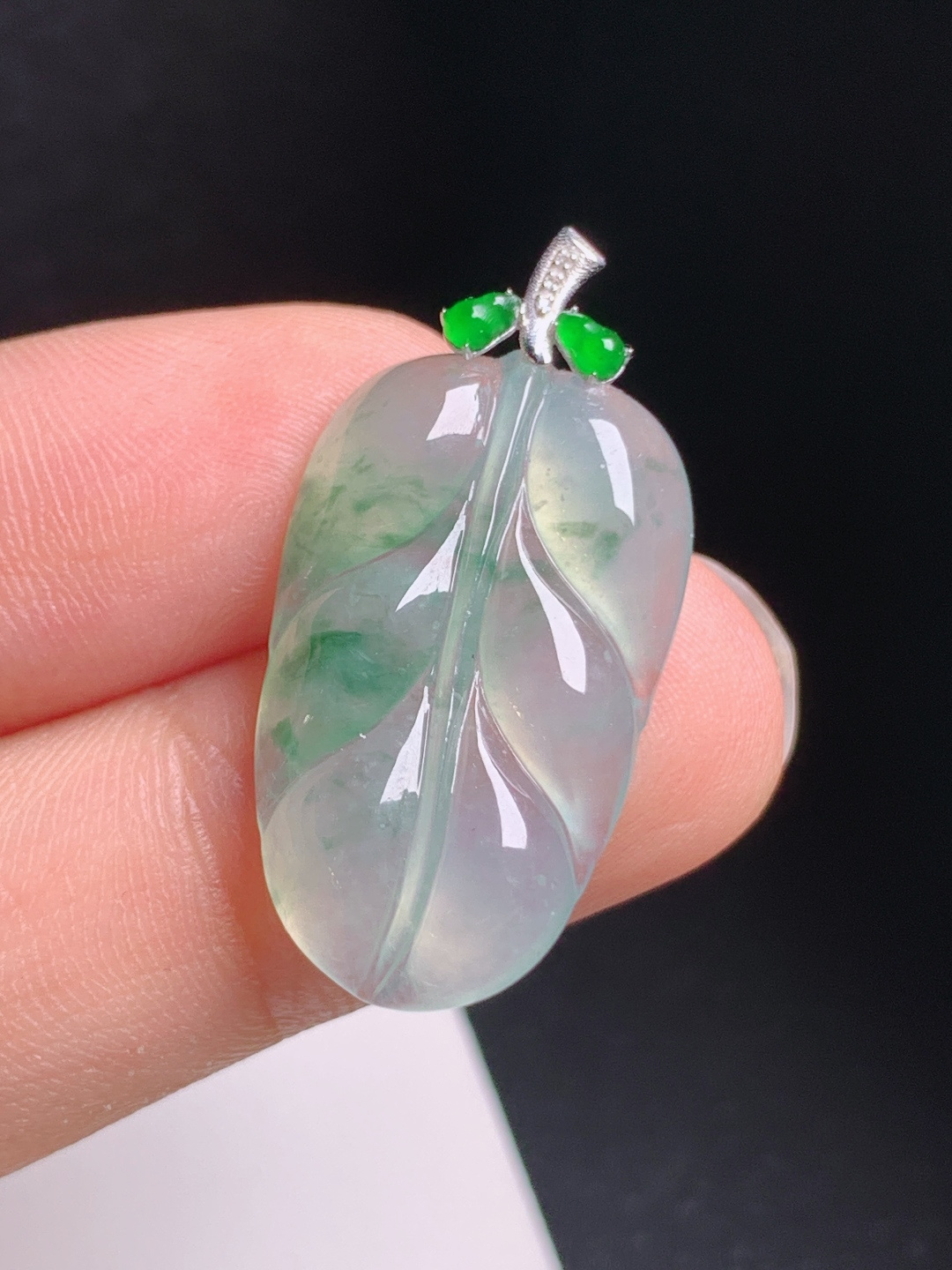 冰种飘花树叶吊坠，清透起光，翠色飘逸，事业兴旺
