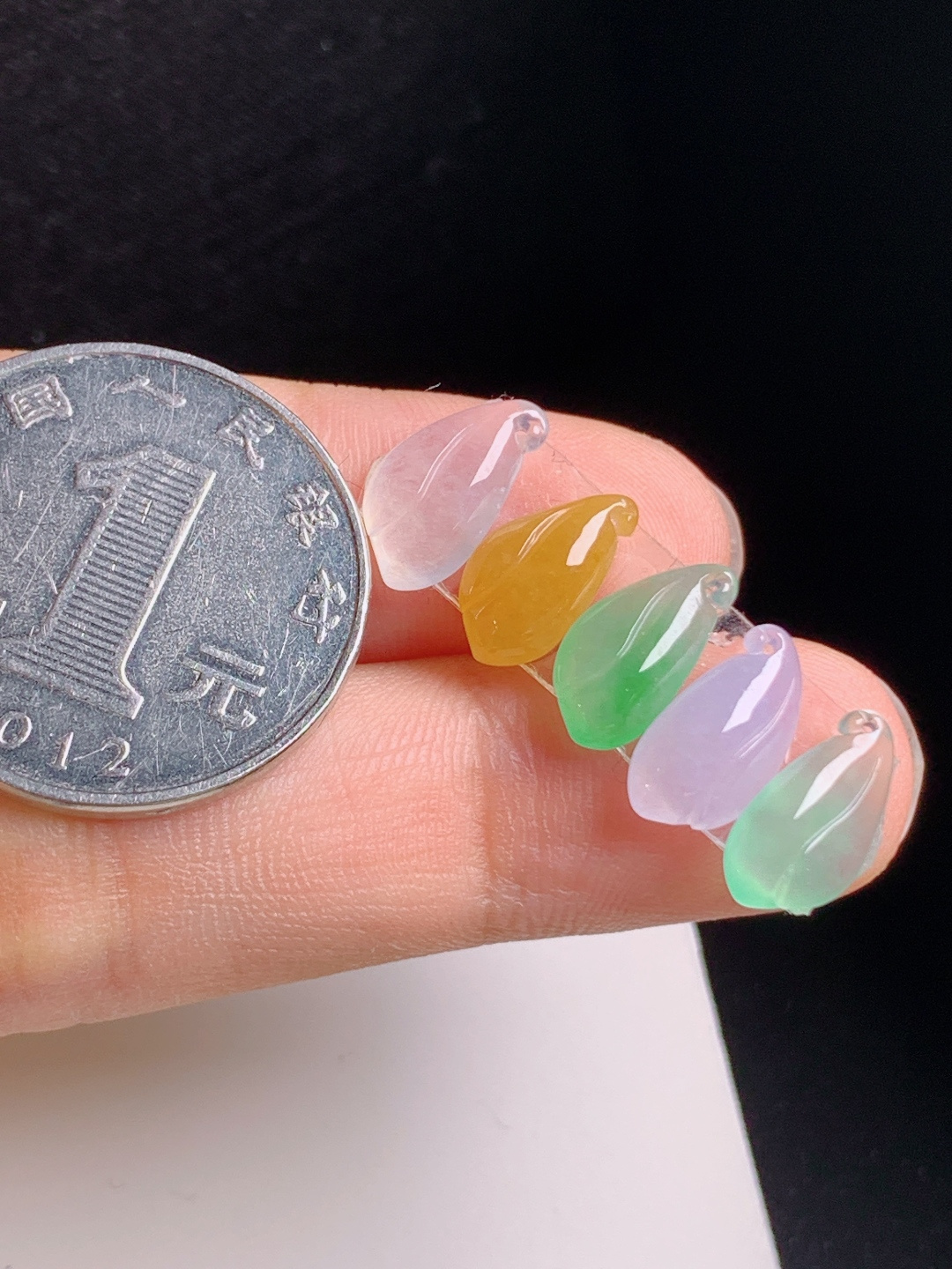 多宝福瓜裸石一手，色彩缤纷，水头清亮，清雅脱俗
