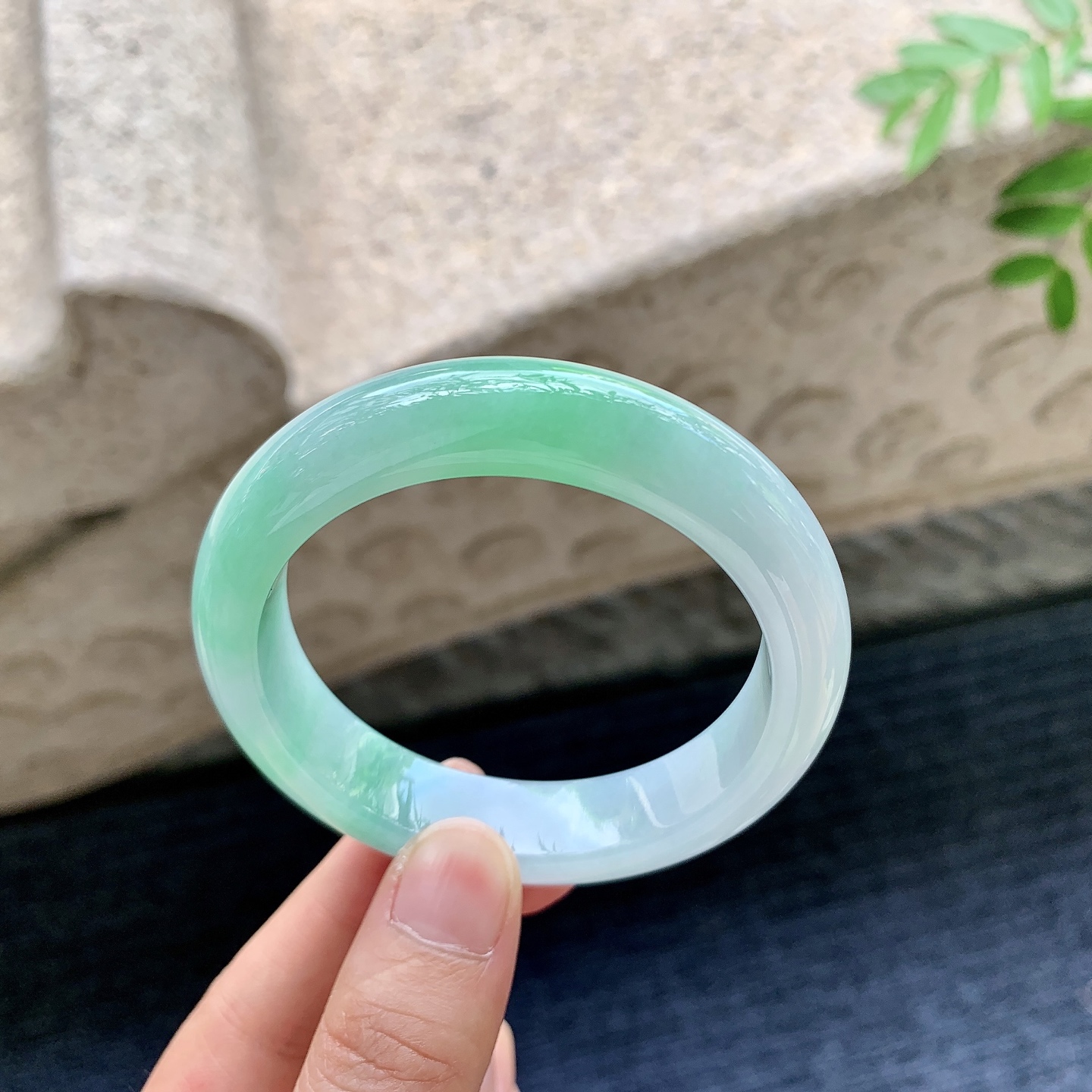 正圈51 52，圈口52.5/12.5/8.3，编码AD082309，细糯飘绿，水润，种老，细腻，无裂
