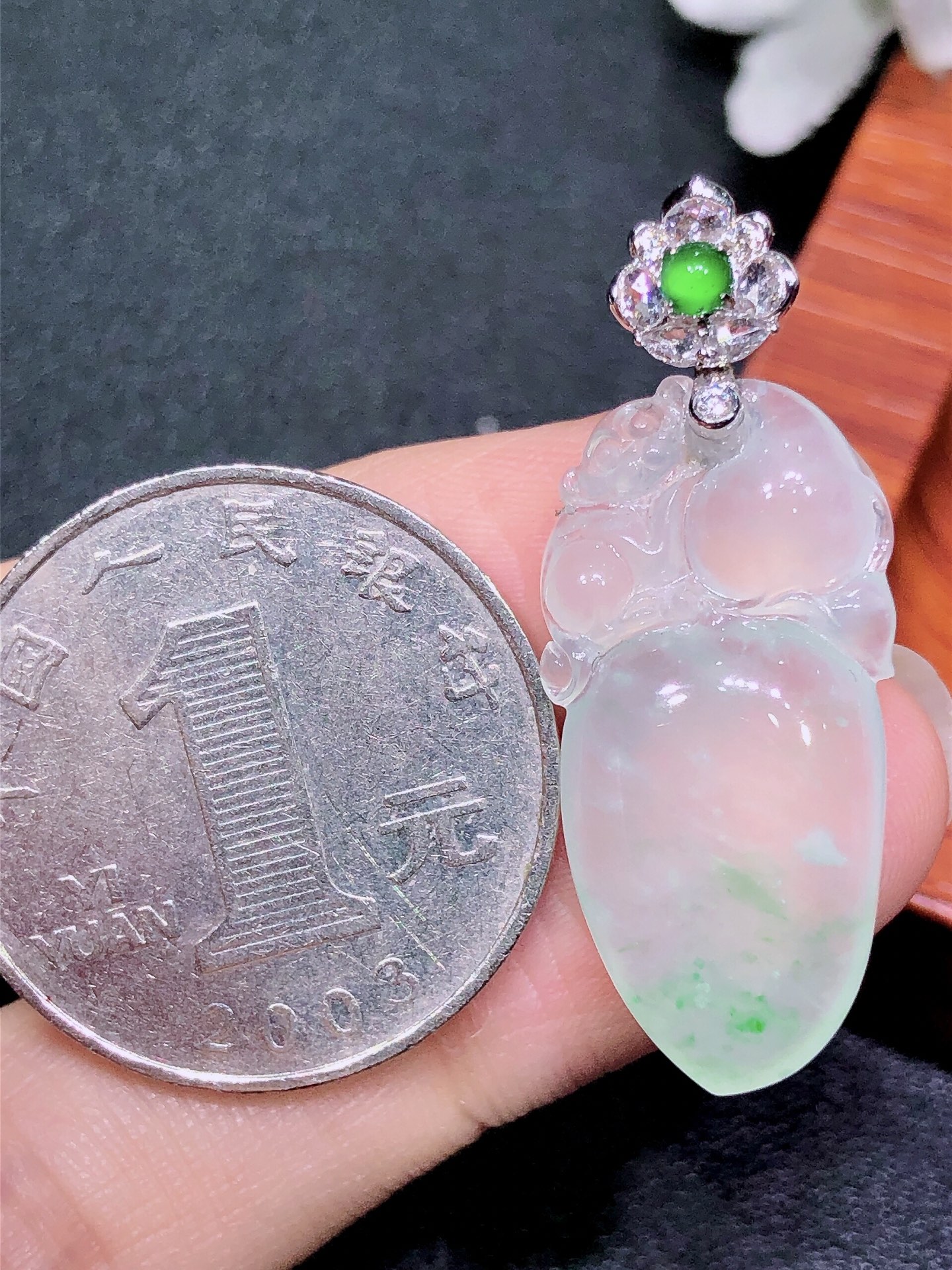 18K金镶冰飘绿灵猴献寿吊坠,无裂,水润色艳,品相饱满,配送银链苹果拍摄，实物更好看，34.7-14-4.7