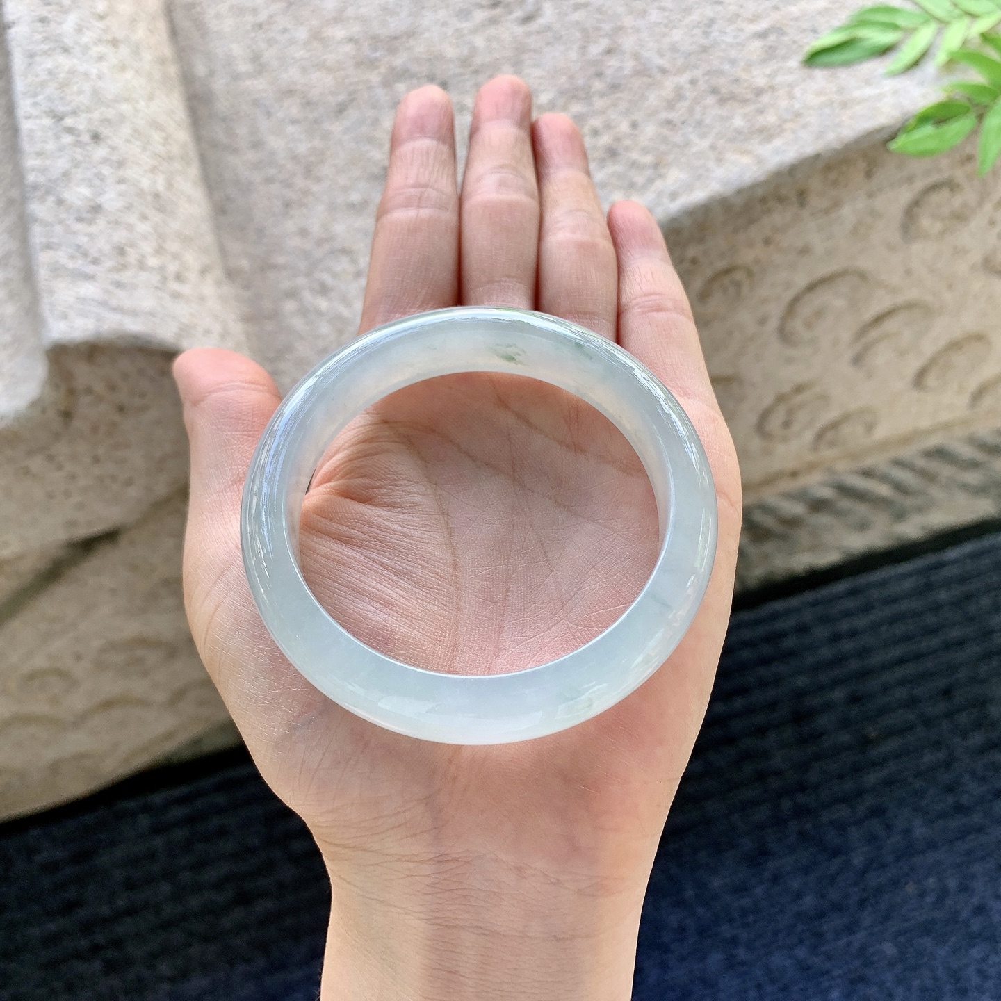 正圈55 56,圈口56.3/12.3/8,编码Q5082473,糯冰飘花，水润，种老，细腻，无裂