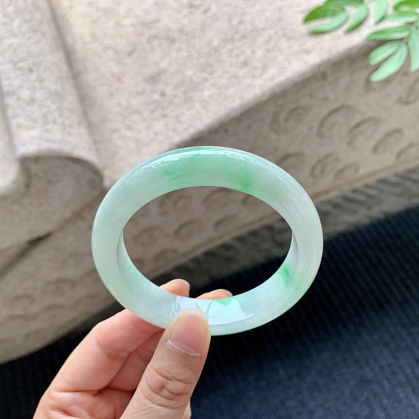 正圈54 55，圈口55.8/12.9/8.6，编码GL082386，细糯飘绿，水润，种老，细腻，无裂