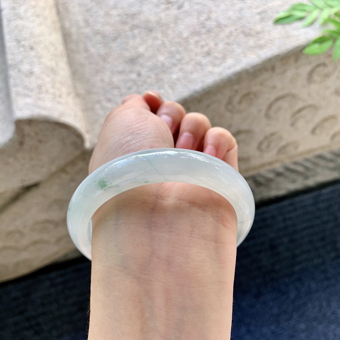 正圈55 56,圈口56.3/12.3/8,编码Q5082473,糯冰飘花，水润，种老，细腻，无裂