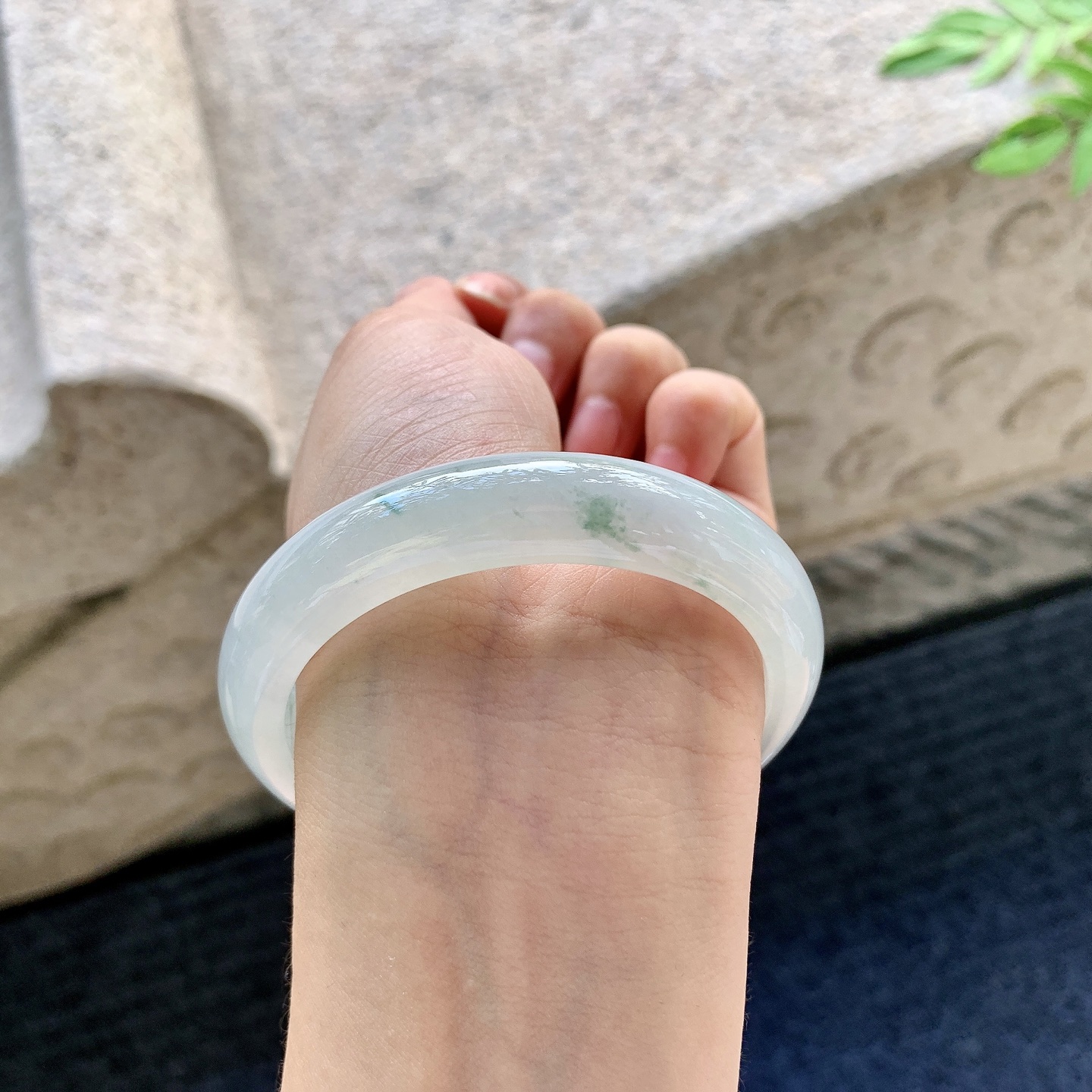 正圈55 56,圈口56.3/12.3/8,编码Q5082473,糯冰飘花，水润，种老，细腻，无裂