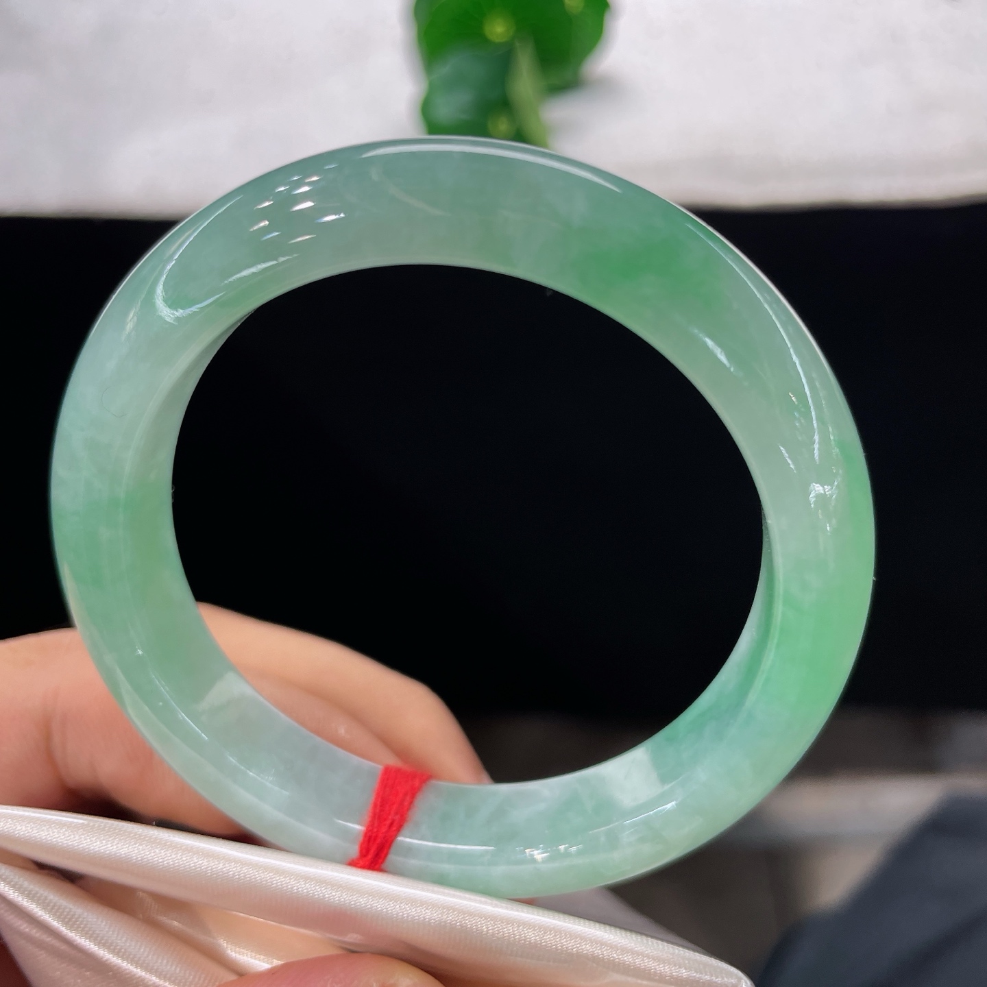翡翠手镯 圈口54.8/11.6/8.3，冰晴底飘阳绿正圈，54/55可戴，一环凝碧水，翠韵绕素腕，无裂