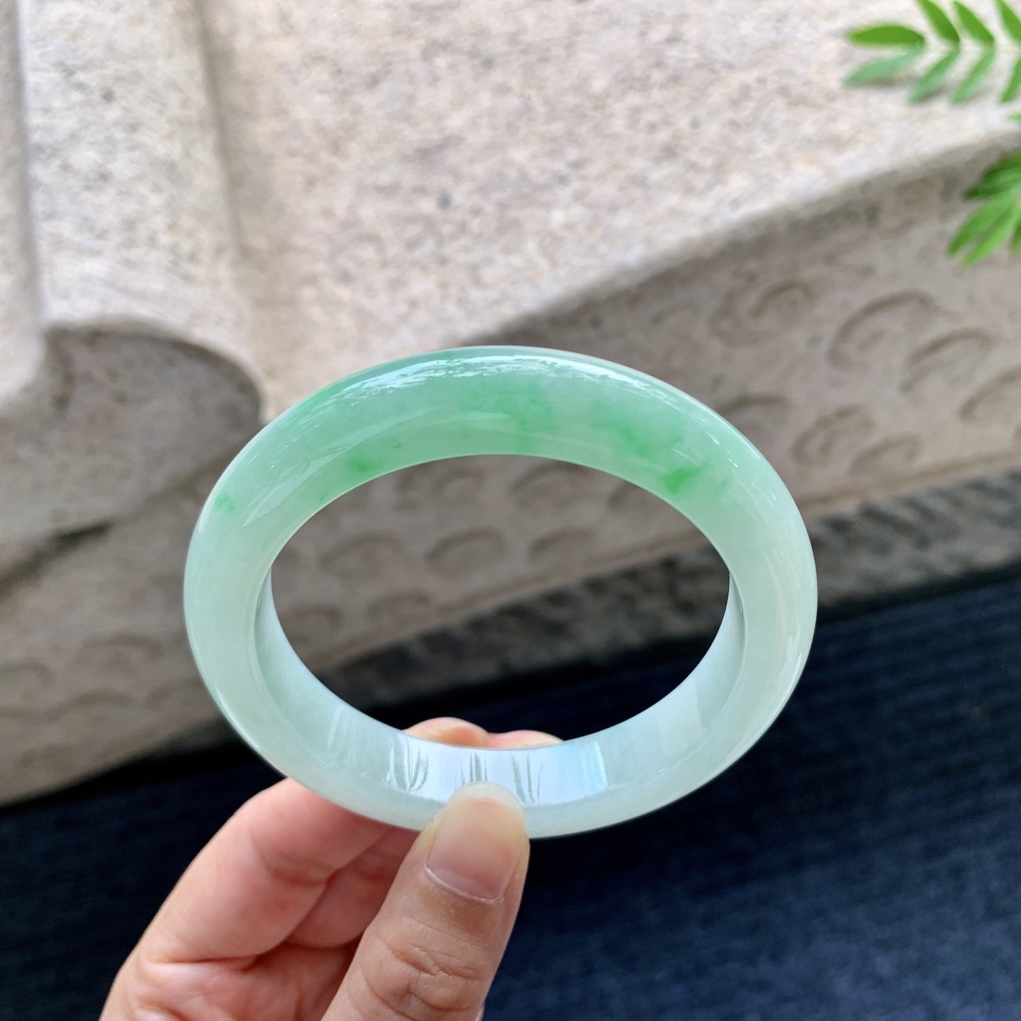 正圈56 57，圈口57.6/11.8/9.2，编码GL082245，描述飘绿，水润，种老，细腻，有棉纹