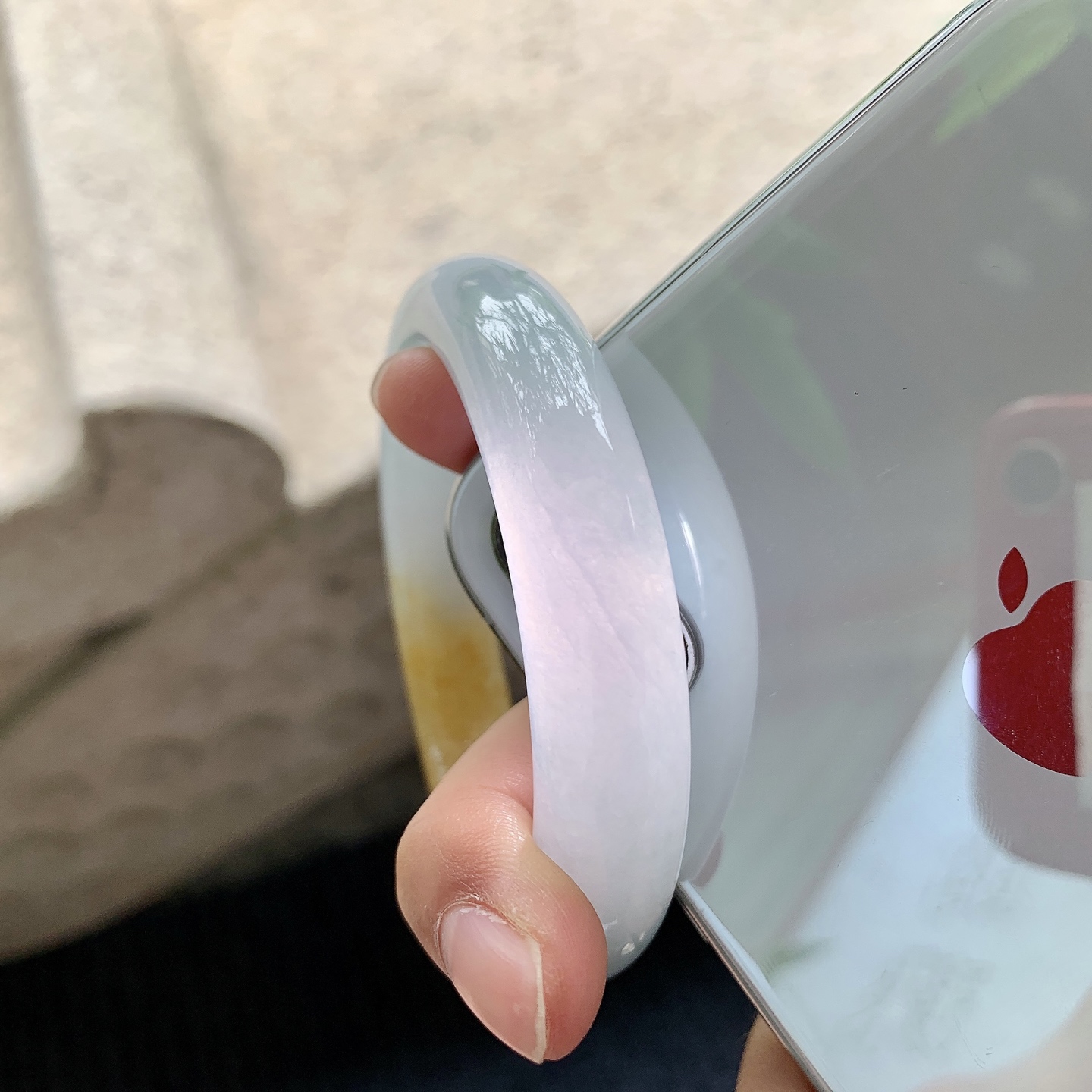 正圈54 55,圈口55.3/12.4/9,编码B2082451,描述细糯飘黄翡，水润，种老，细腻，打灯有纹线