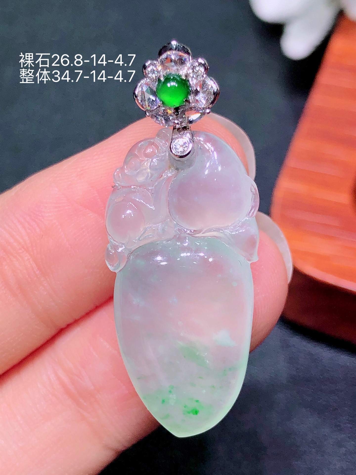 18K金镶冰飘绿灵猴献寿吊坠,无裂,水润色艳,品相饱满,配送银链苹果拍摄，实物更好看，34.7-14