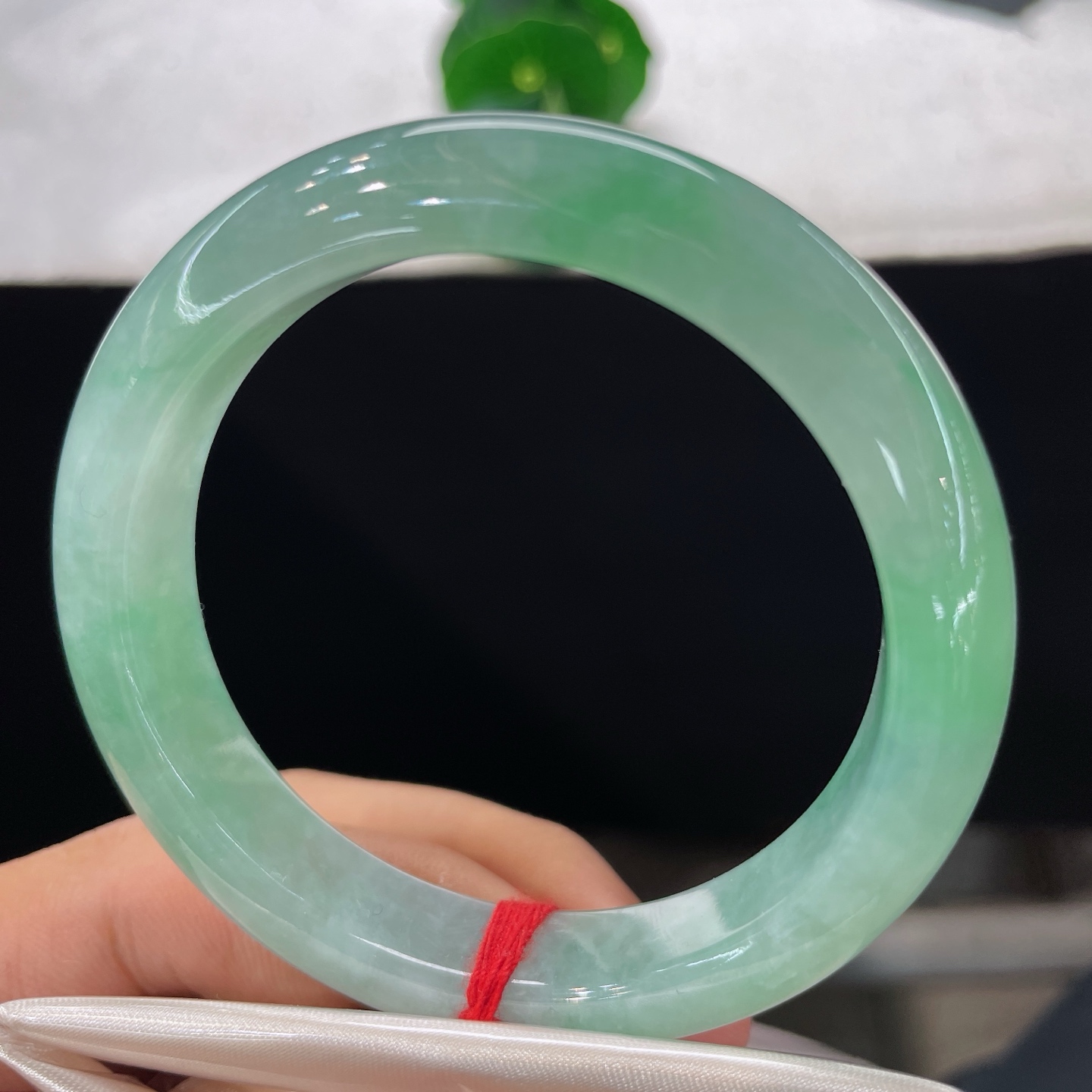 翡翠手镯 圈口54.8/11.6/8.3，冰晴底飘阳绿正圈，54/55可戴，一环凝碧水，翠韵绕素腕，无裂