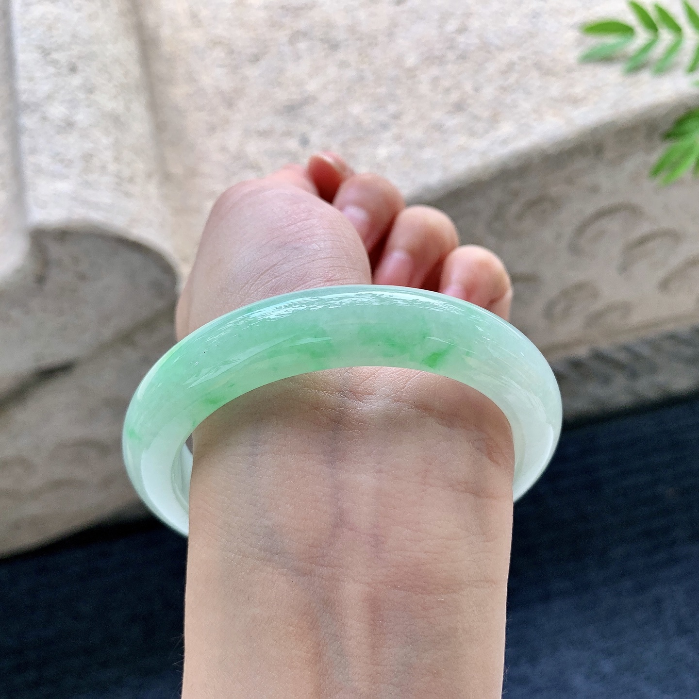 正圈56 57，圈口57.6/11.8/9.2，编码GL082245，描述飘绿，水润，种老，细腻，有棉纹