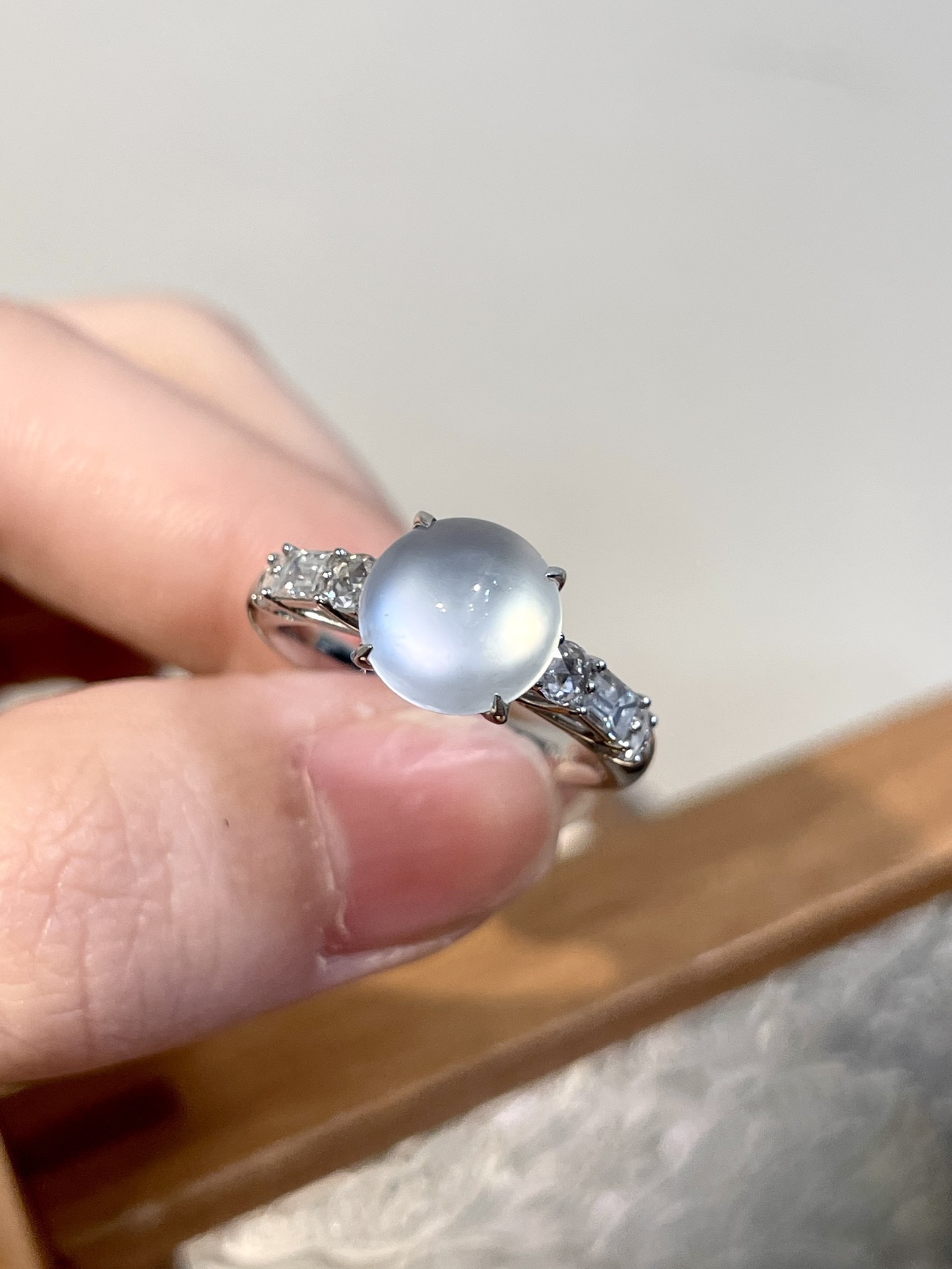 18K高冰蛋面戒指,饱满立体，冰莹通透，起荧光，款式简约百搭,尺寸：裸石8.5*8.4