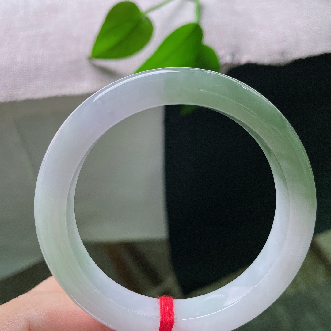 油青正圈，皮纹，一边素白温润，一边青绿流淌，宛如山水倒映玉间，万般温柔。ss57819a
