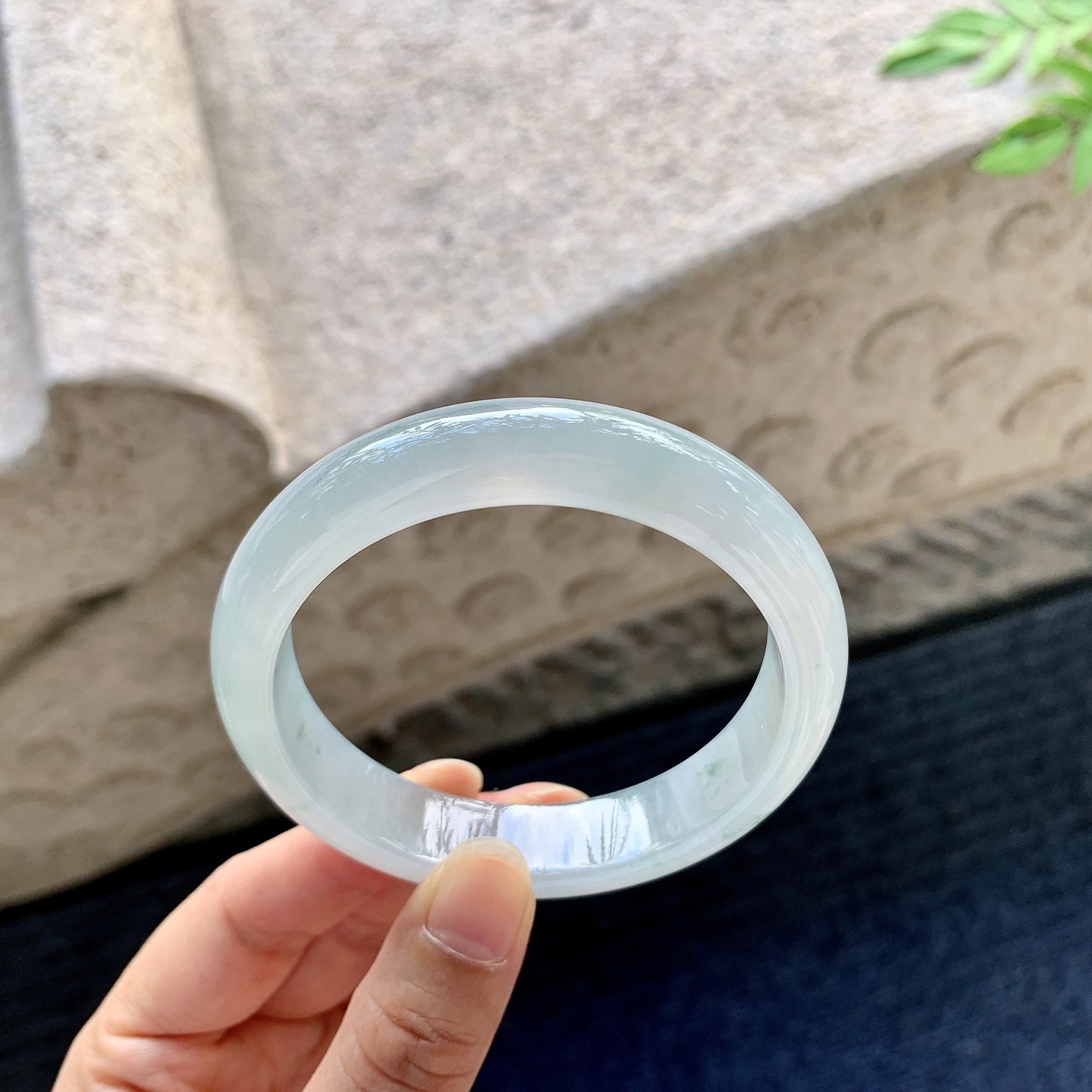 正圈55 56,圈口56.3/12.3/8,编码Q5082473,糯冰飘花，水润，种老，细腻，无裂