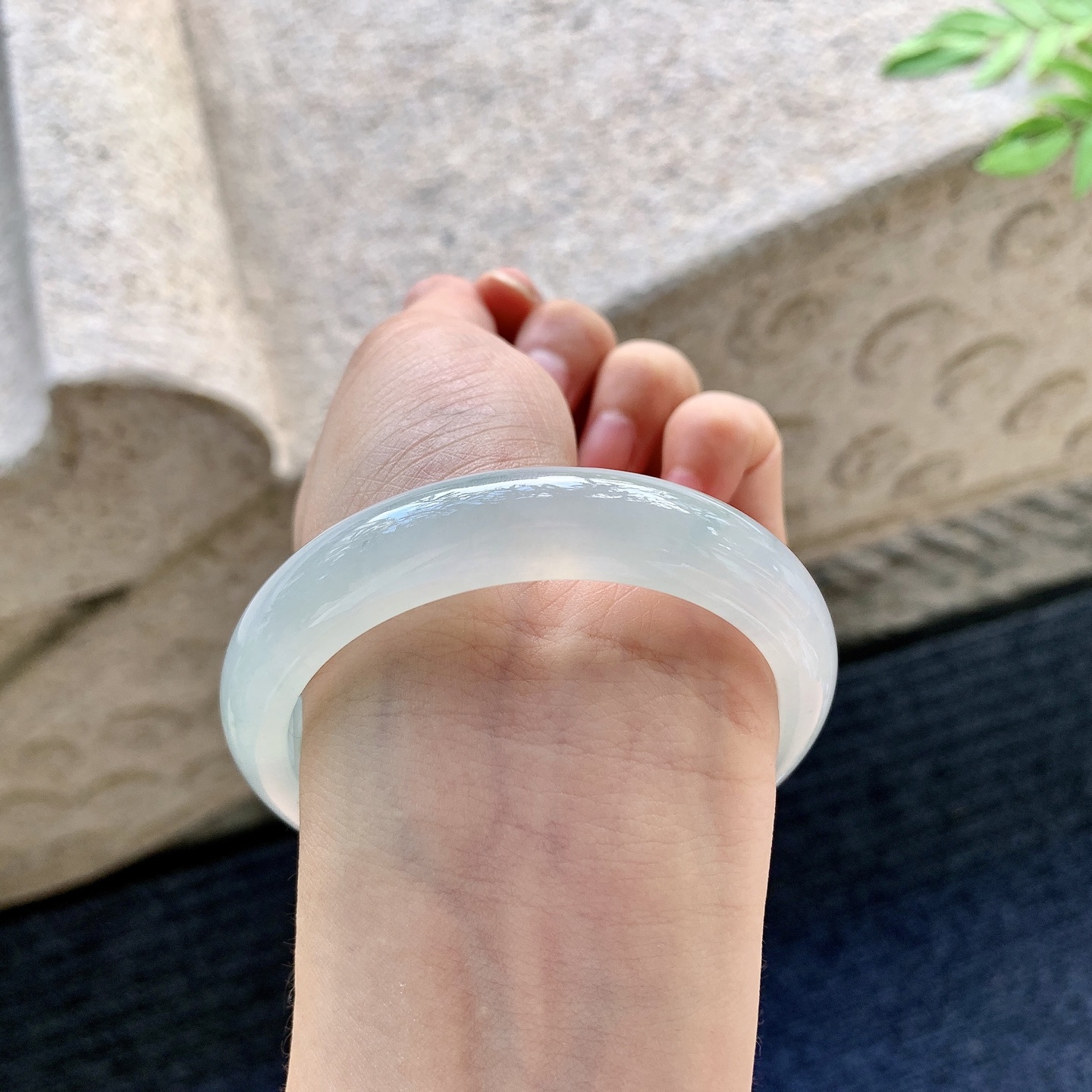 正圈55 56,圈口56.3/12.3/8,编码Q5082473,糯冰飘花，水润，种老，细腻，无裂