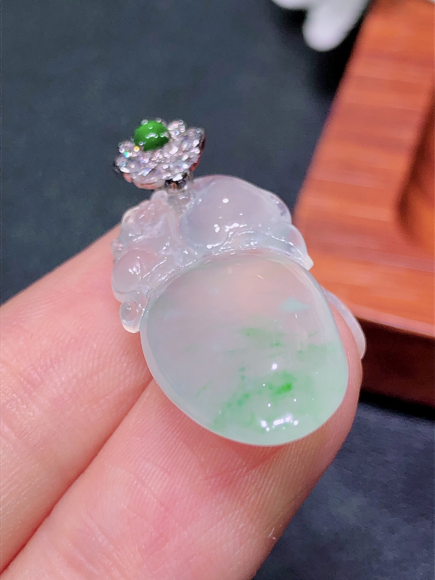 18K金镶冰飘绿灵猴献寿吊坠,无裂,水润色艳,品相饱满,配送银链苹果拍摄，实物更好看，34.7-14-4.7