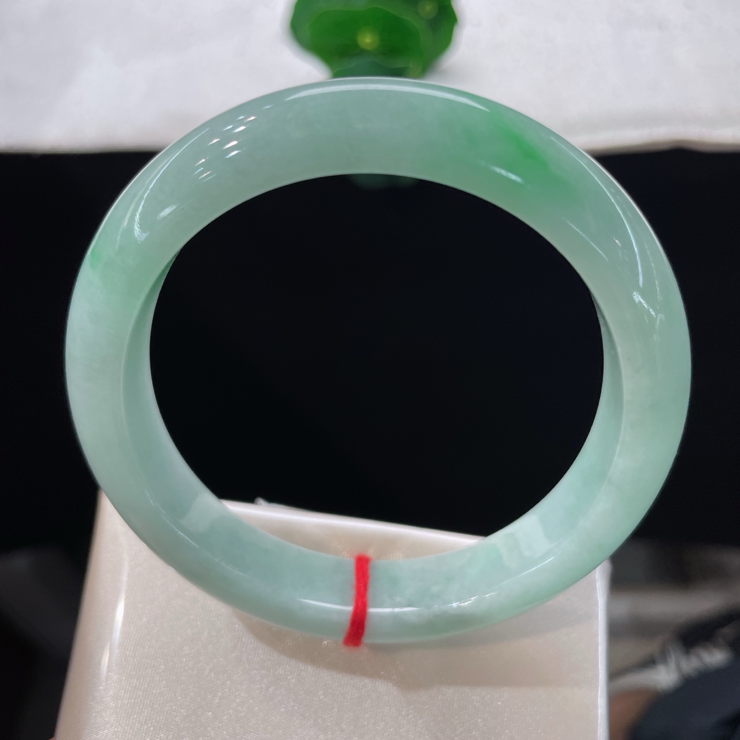 翡翠手镯 圈口59.8/12.5/8.7，白底青正圈，59/60可戴，浅翠凝玉骨，两点翠藏春，素环绕腕，无裂
