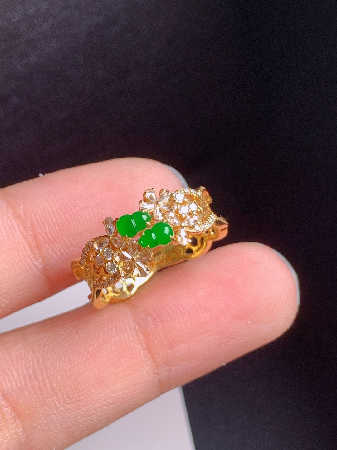 阳绿双葫芦戒指，翠色鲜亮，精工镶嵌，繁花设计，精致灵动，裸石4.5-2.8-1.7，圈口14