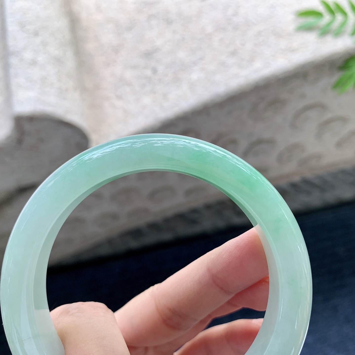 正圈56 57，圈口57.6/11.8/9.2，编码GL082245，描述飘绿，水润，种老，细腻，有棉纹