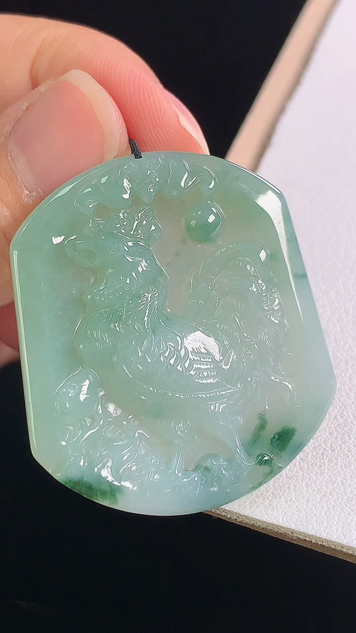 冰飘花生肖鸡，无裂，尺寸:38.5-33.6-4.5mm