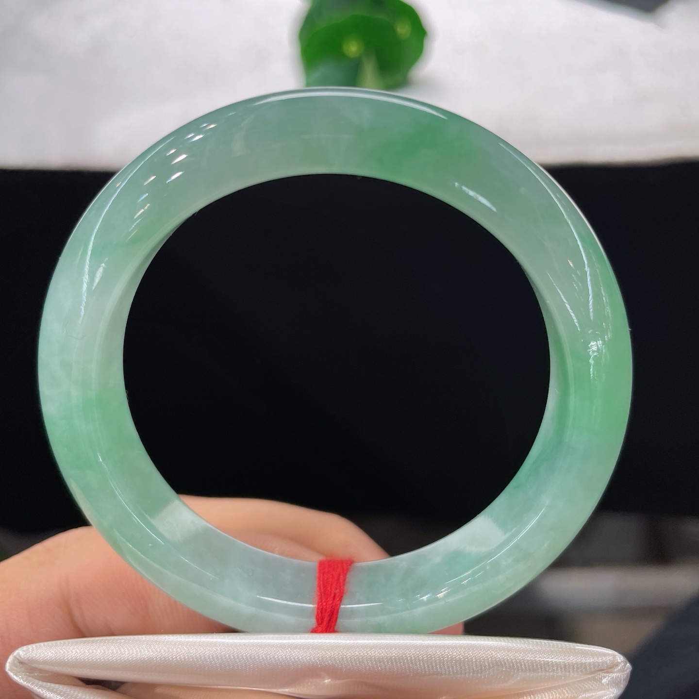 翡翠手镯 圈口54.8/11.6/8.3，冰晴底飘阳绿正圈，54/55可戴，一环凝碧水，翠韵绕素腕，无裂