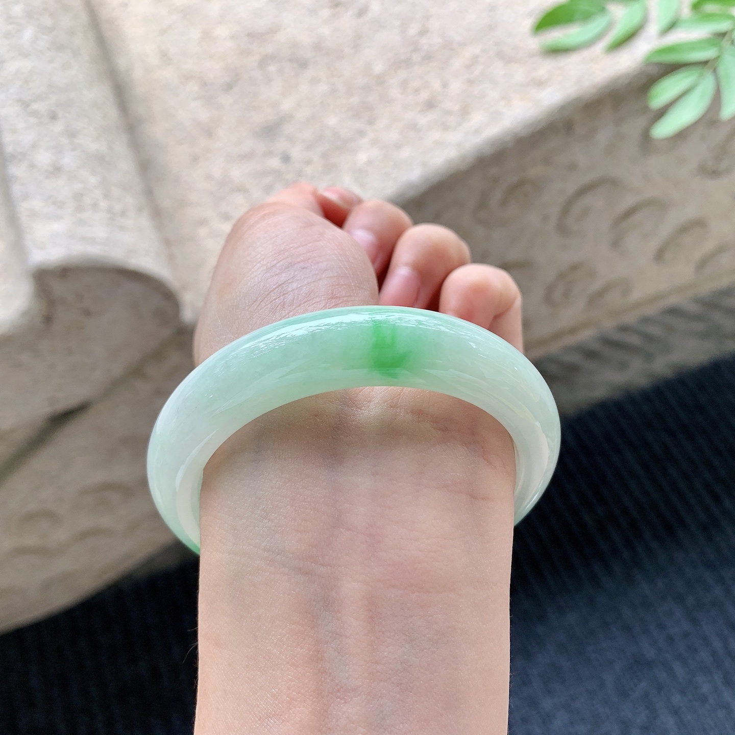 正圈54 55，圈口55.8/12.9/8.6，编码GL082386，细糯飘绿，水润，种老，细腻，无裂
