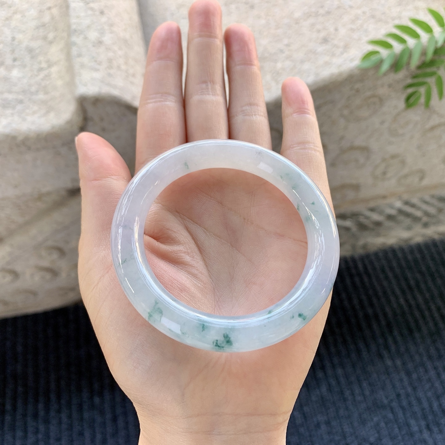 糯冰淡紫底，飘花，水润，种老，细腻，打灯有纹线