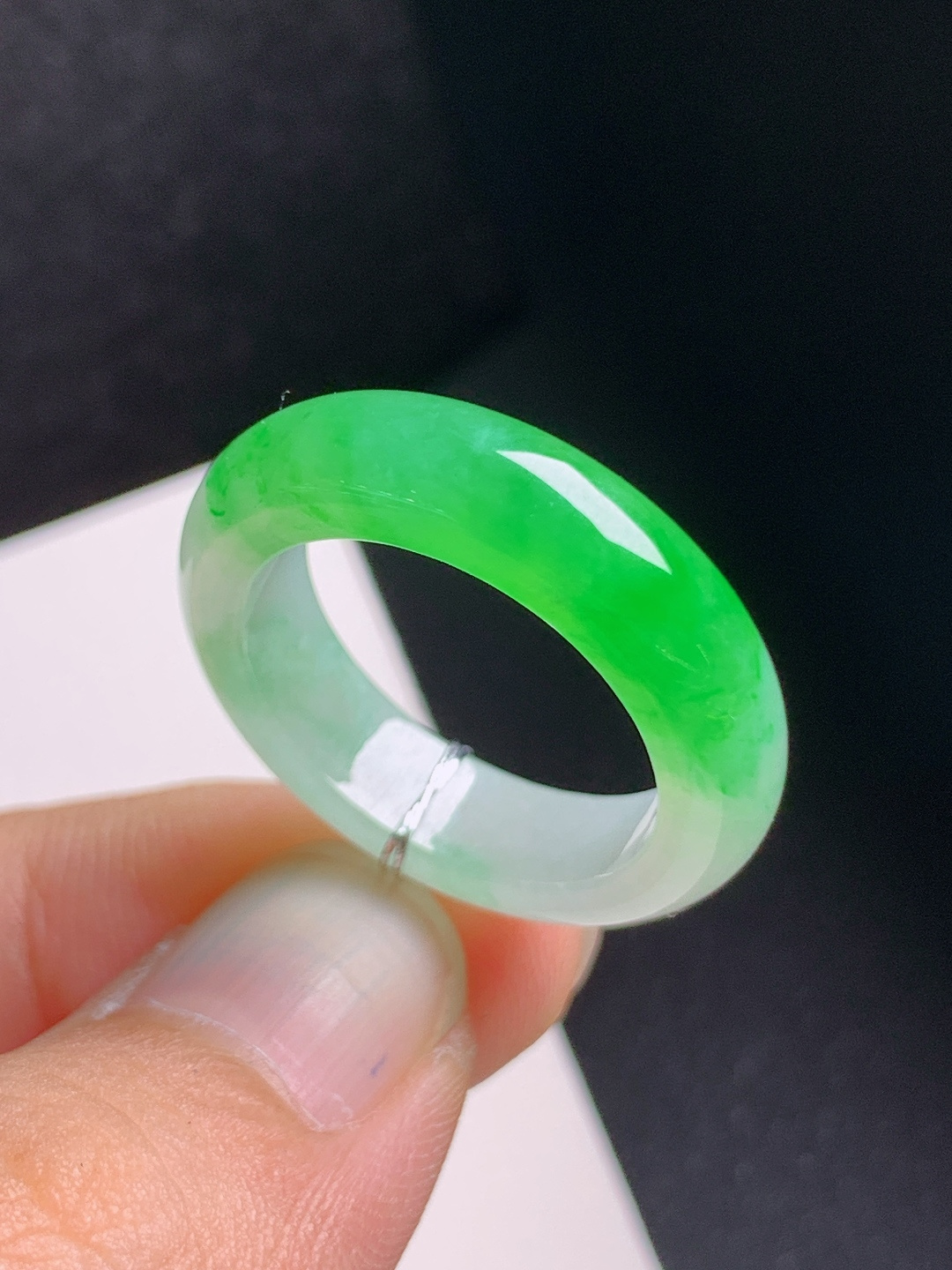 冰飘阳绿指环，翠色明媚，种水俱佳，简约大气