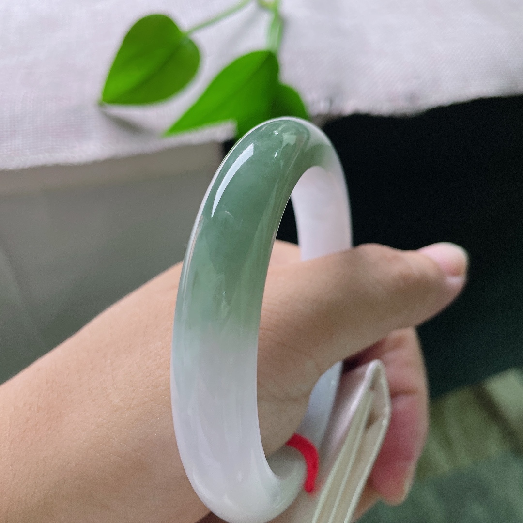 油青正圈，皮纹，一边素白温润，一边青绿流淌，宛如山水倒映玉间，万般温柔。ss57819a