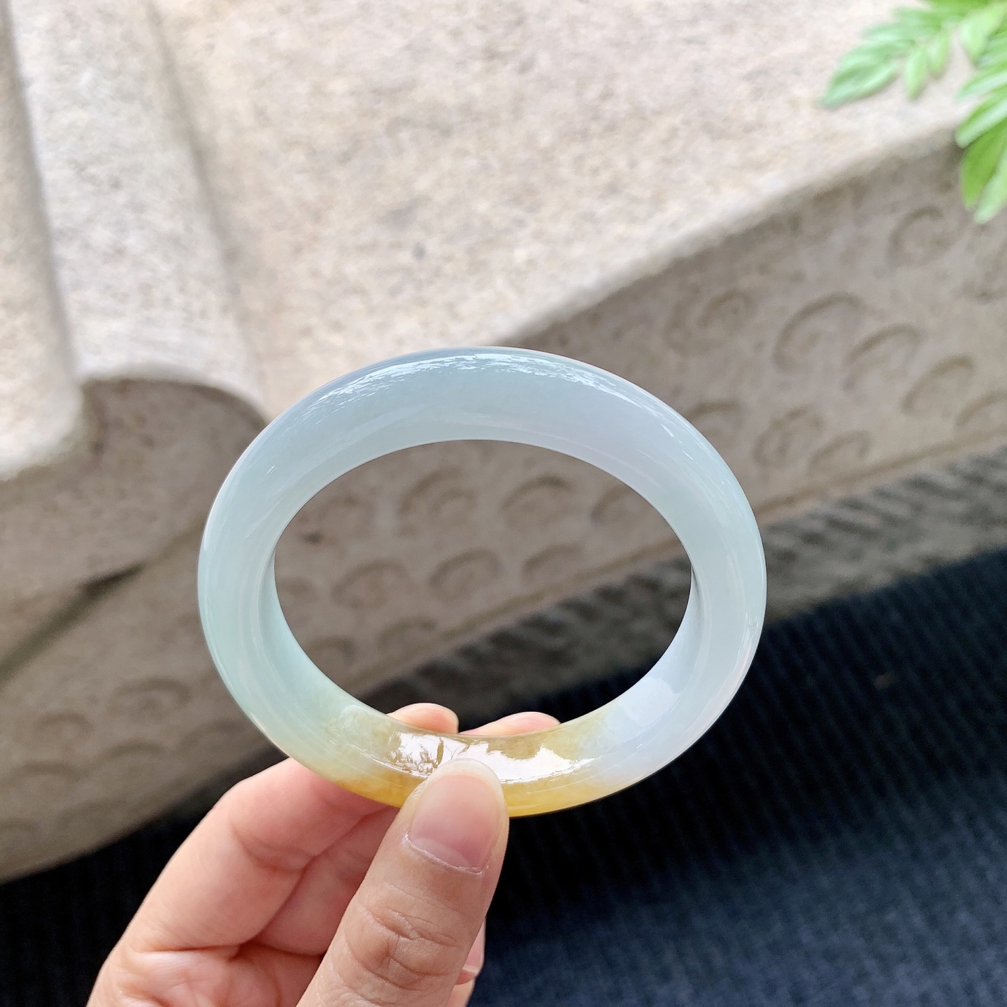 正圈54 55,圈口55.3/12.4/9,编码B2082451,描述细糯飘黄翡，水润，种老，细腻，打灯有纹线