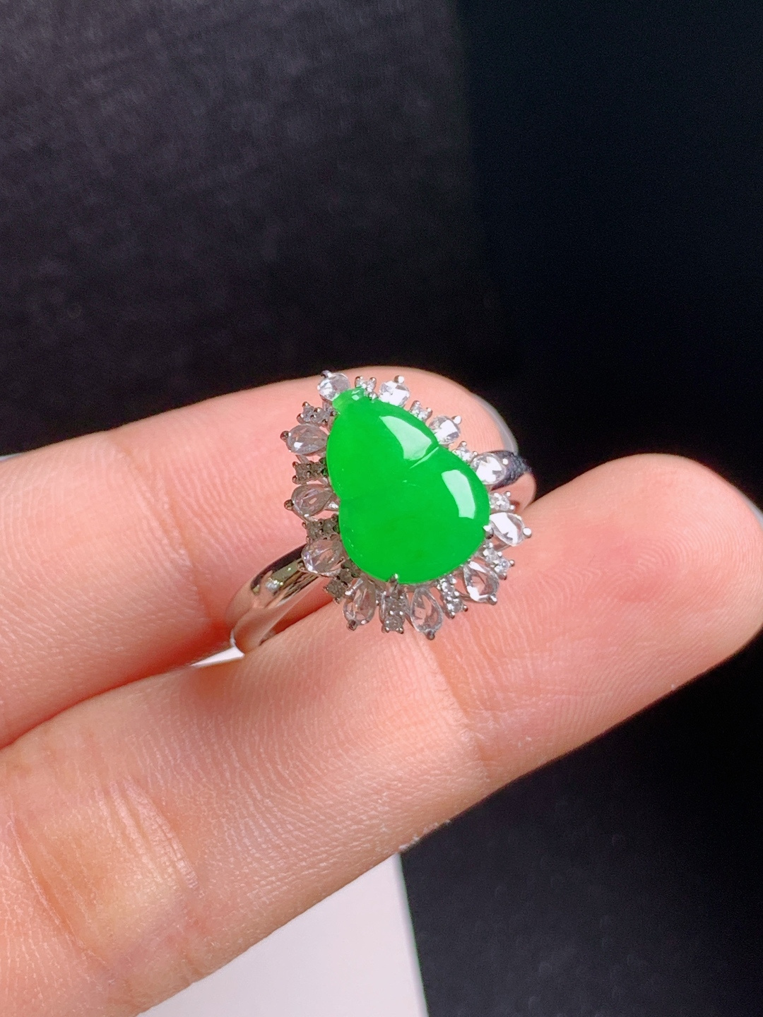 正阳绿葫芦戒指，满色浓郁，饱满圆润，福禄双全