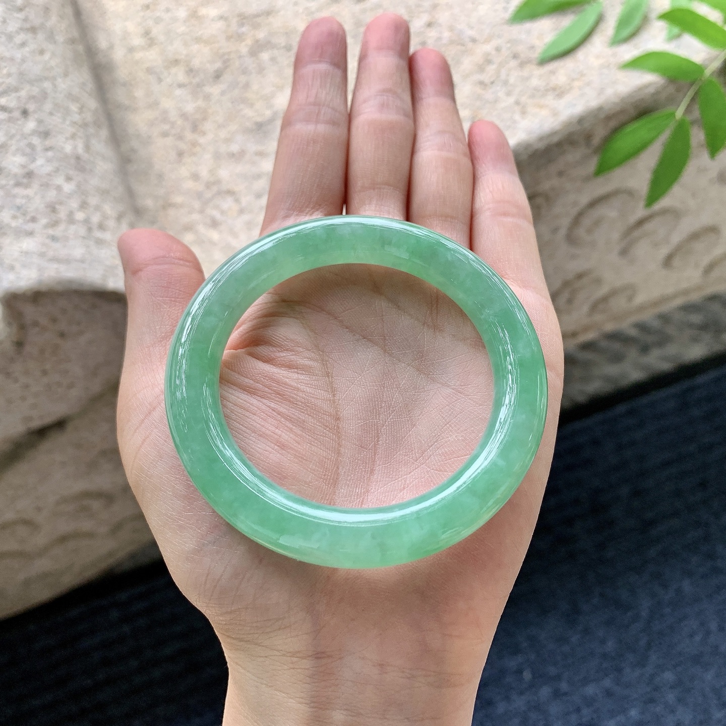 圆条51 52,圈口52/9.3/9.8,A1082366,糯冰满绿，水润，种老，细腻，打灯有棉纹