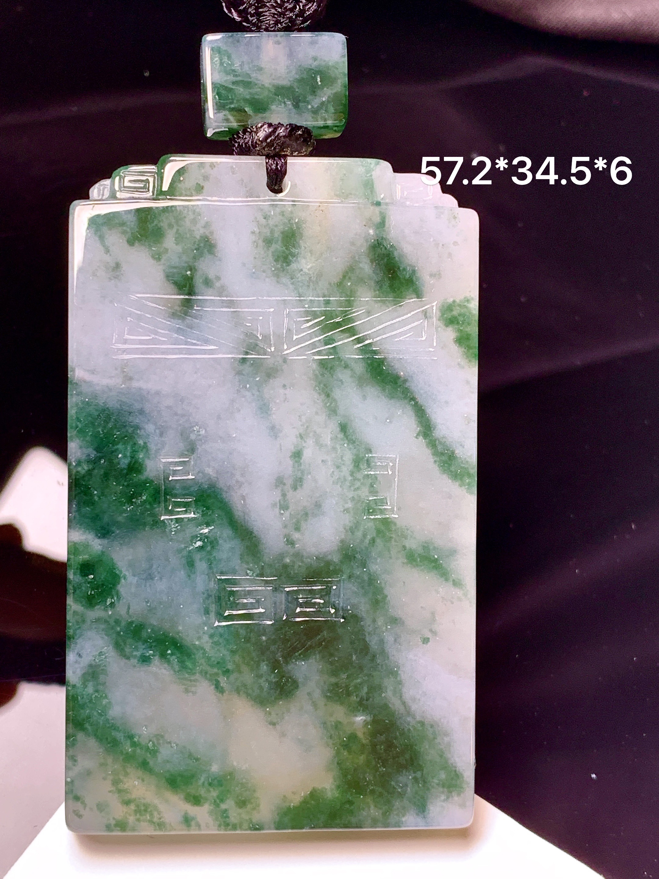 飘绿无事牌吊坠 玉质细腻 色泽艳丽清新 水润亮眼 整体尺寸57.2*34.5*6 L1