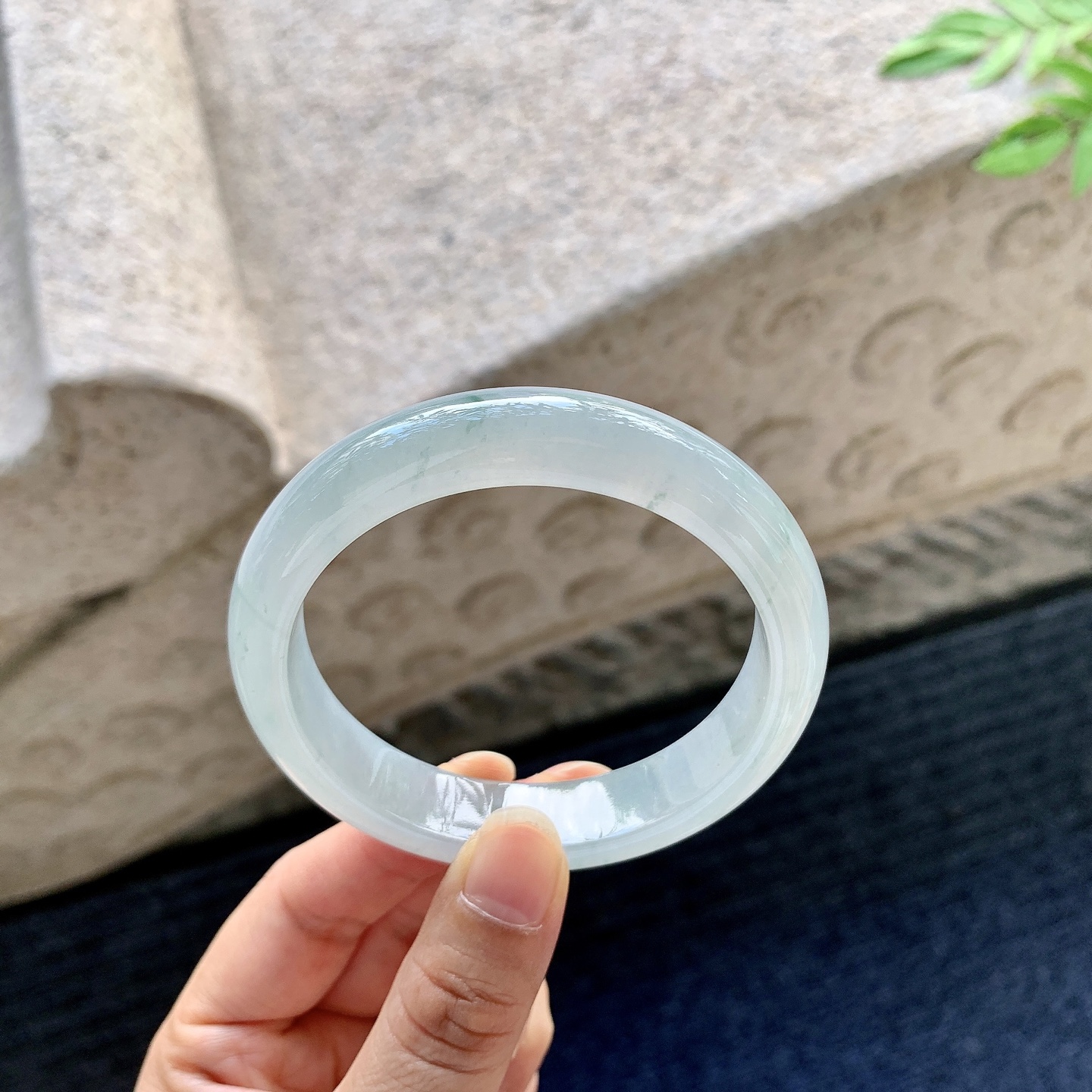 正圈55 56,圈口56.3/12.3/8,编码Q5082473,糯冰飘花，水润，种老，细腻，无裂