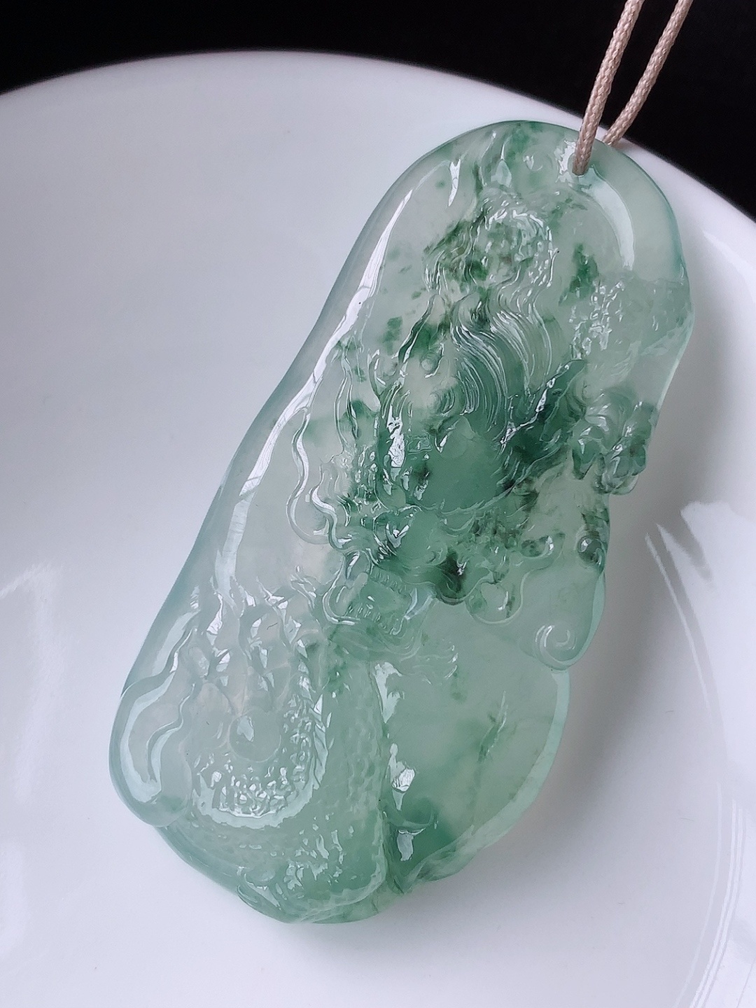 冰飘花龙牌挂件,花色灵动，底子细腻，佩戴福气满满，58.4-29.5-9.4