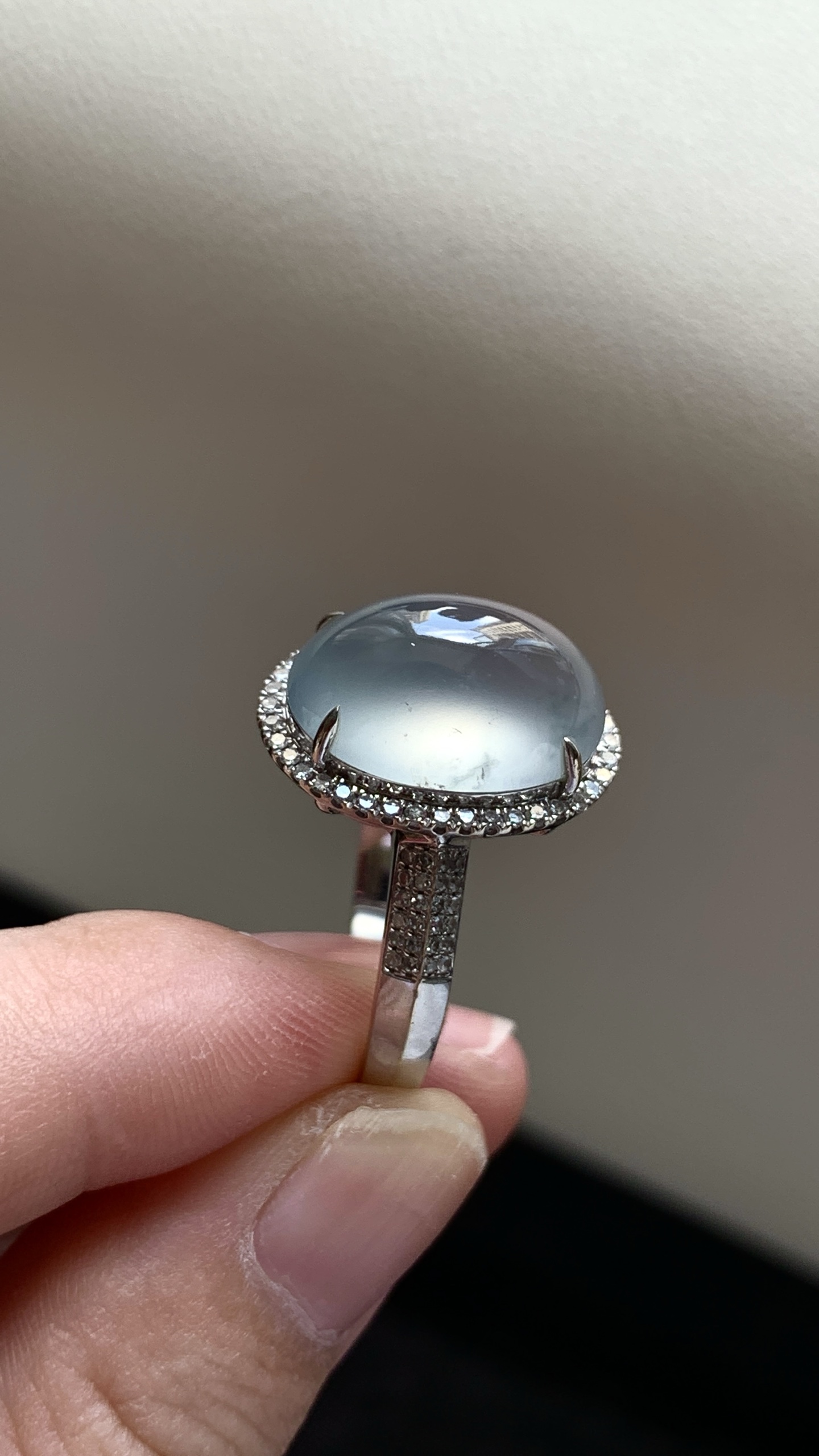 【18k金镶嵌蛋面戒指】冰润水透，种老细腻起荧，尺寸：圈口：18.5，成品：17.1*12.9*9.6，裸石：14.9*10.6,a58823