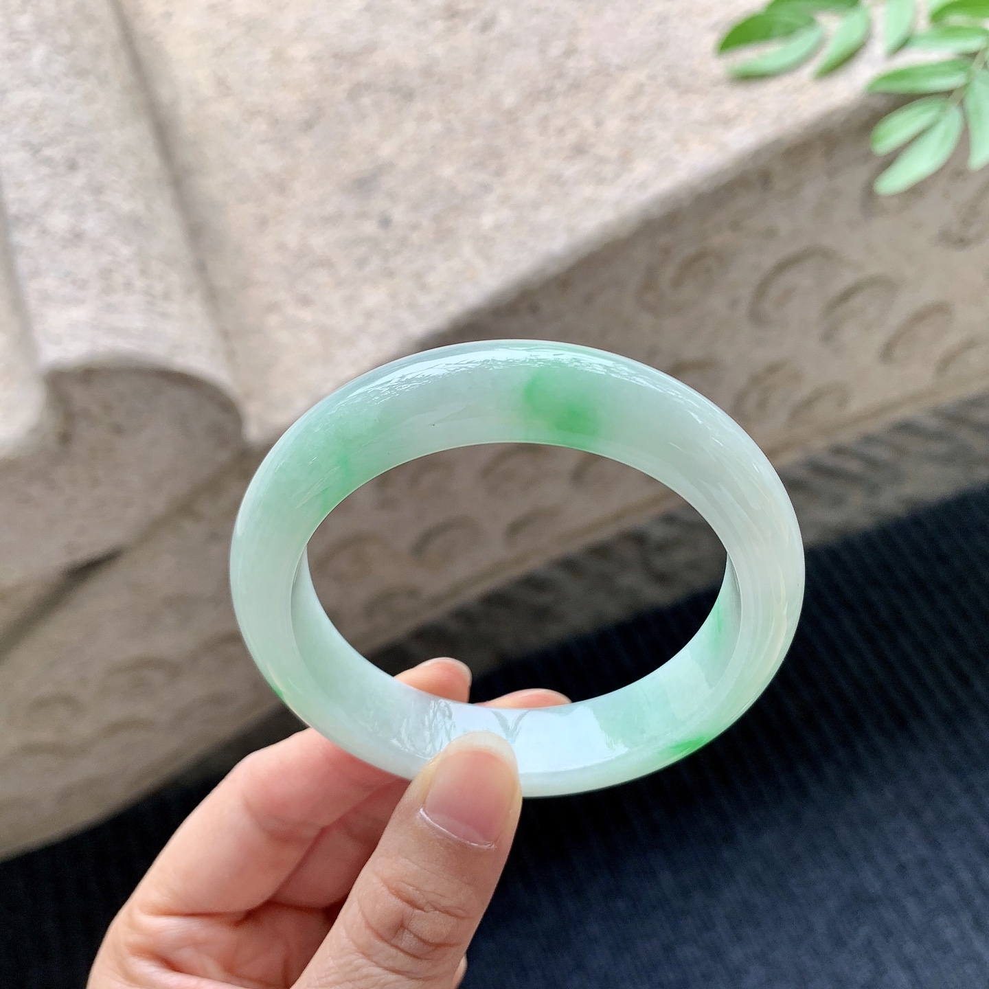 正圈54 55，圈口55.8/12.9/8.6，编码GL082386，细糯飘绿，水润，种老，细腻，无裂
