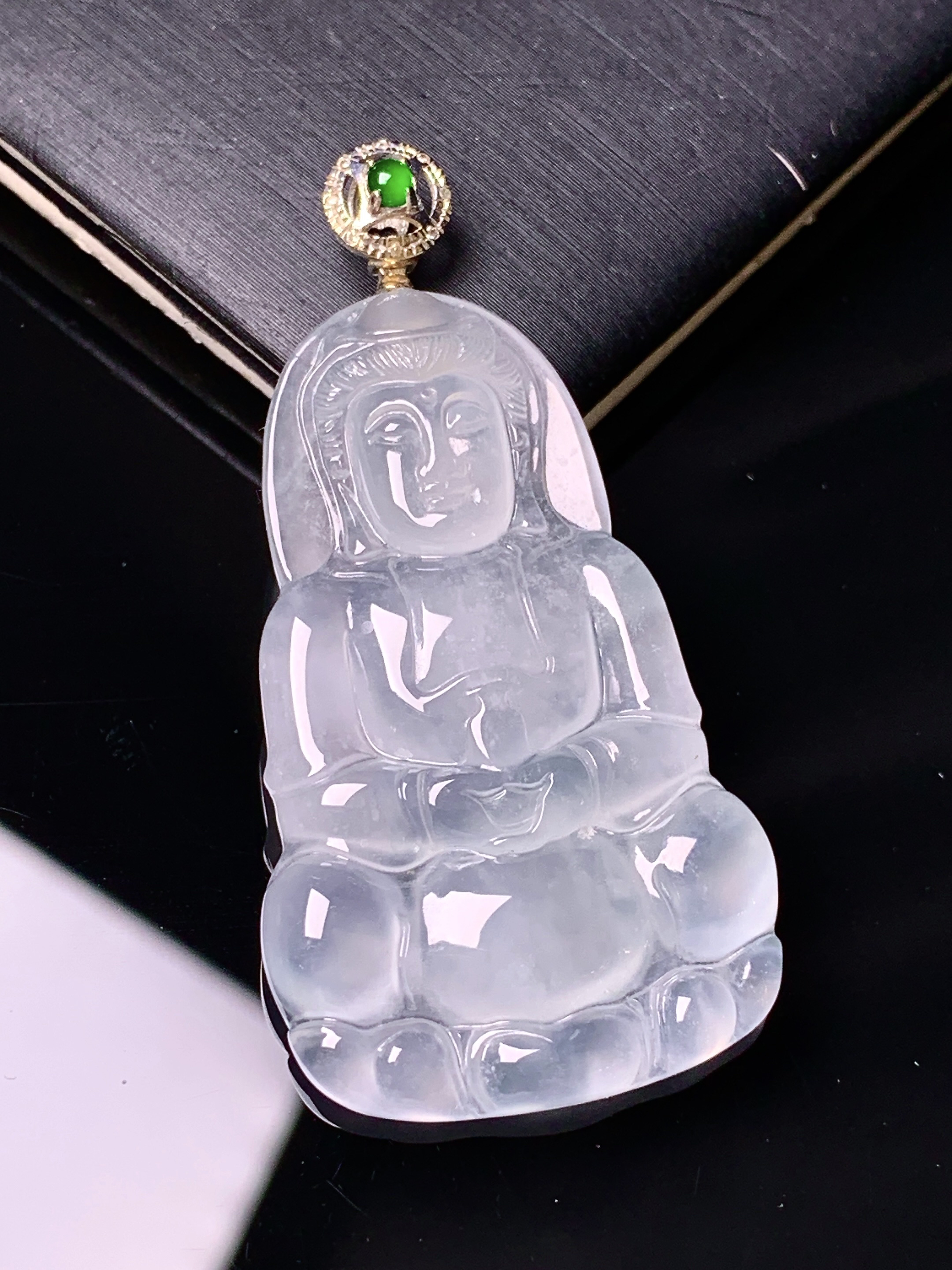 18k金镶嵌冰种观音菩萨吊坠 玉质细腻 色泽艳丽清新 水润亮眼 整体尺寸46*23.3*3.9 2x