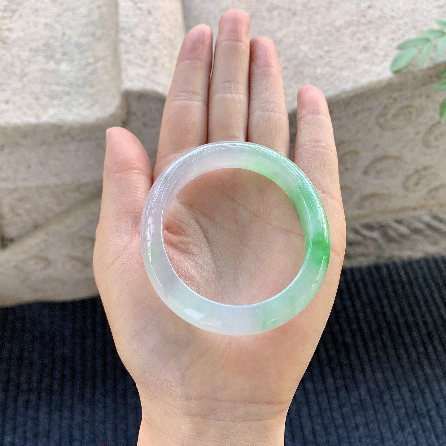 冰糯飘绿，水润，种老，细腻，有棉纹