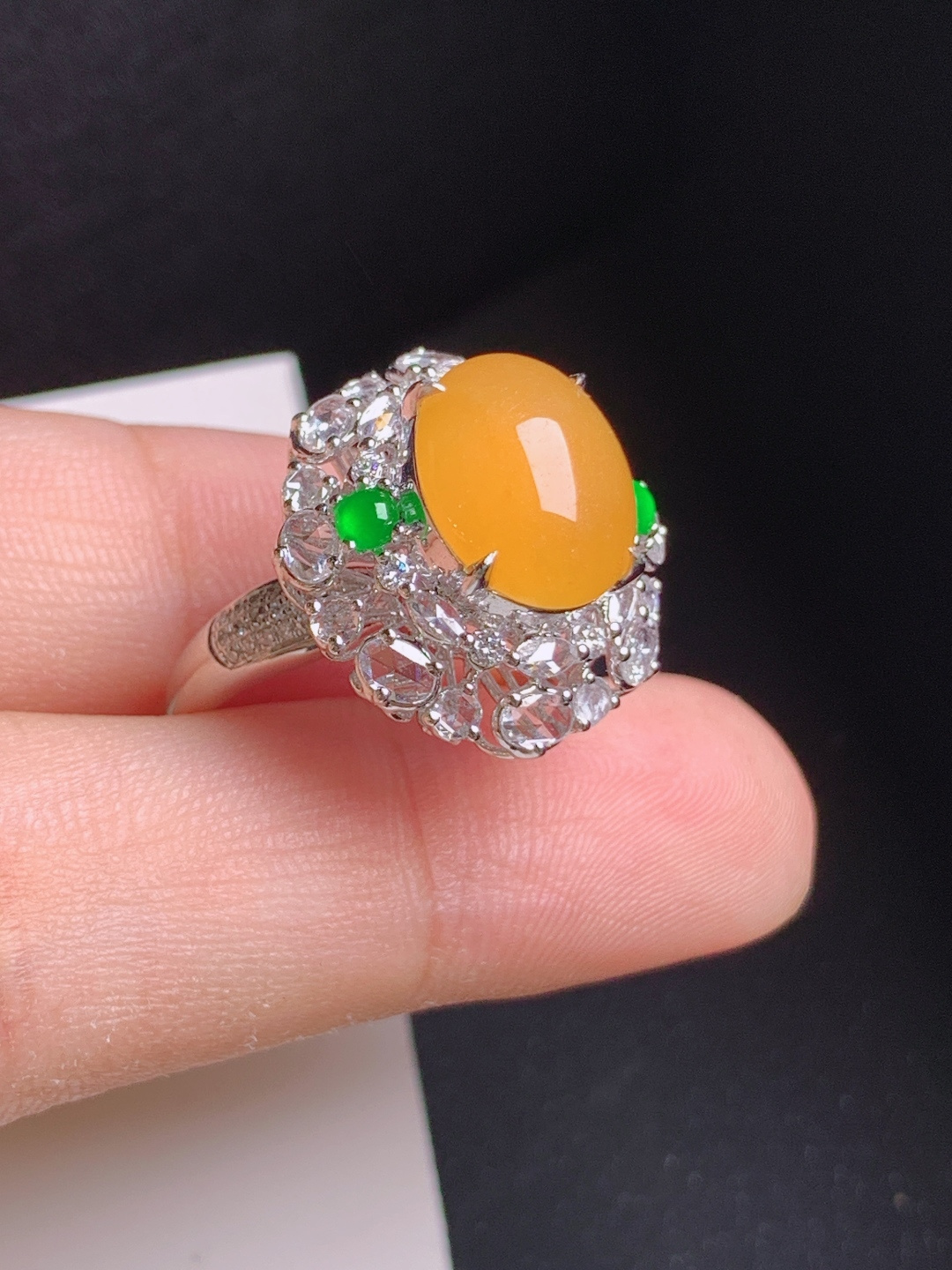 黄翡旦面戒指，色泽暖润，围钻豪华，华丽贵气