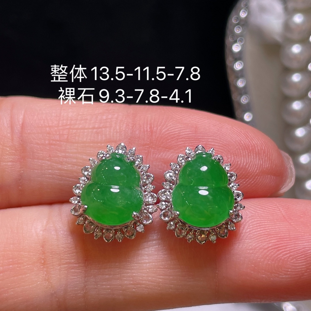 翡翠A货 葫芦耳环 耳钉,阳绿满色，料子冰润细腻，种老起光，18k金镶真钻，上身佩戴效果很好,尺寸如