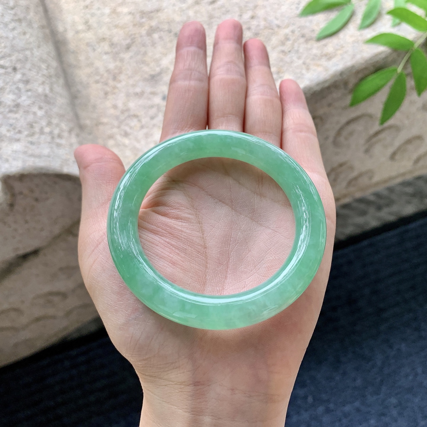 圆条51 52,圈口52/9.3/9.8,A1082366,糯冰满绿，水润，种老，细腻，打灯有棉纹