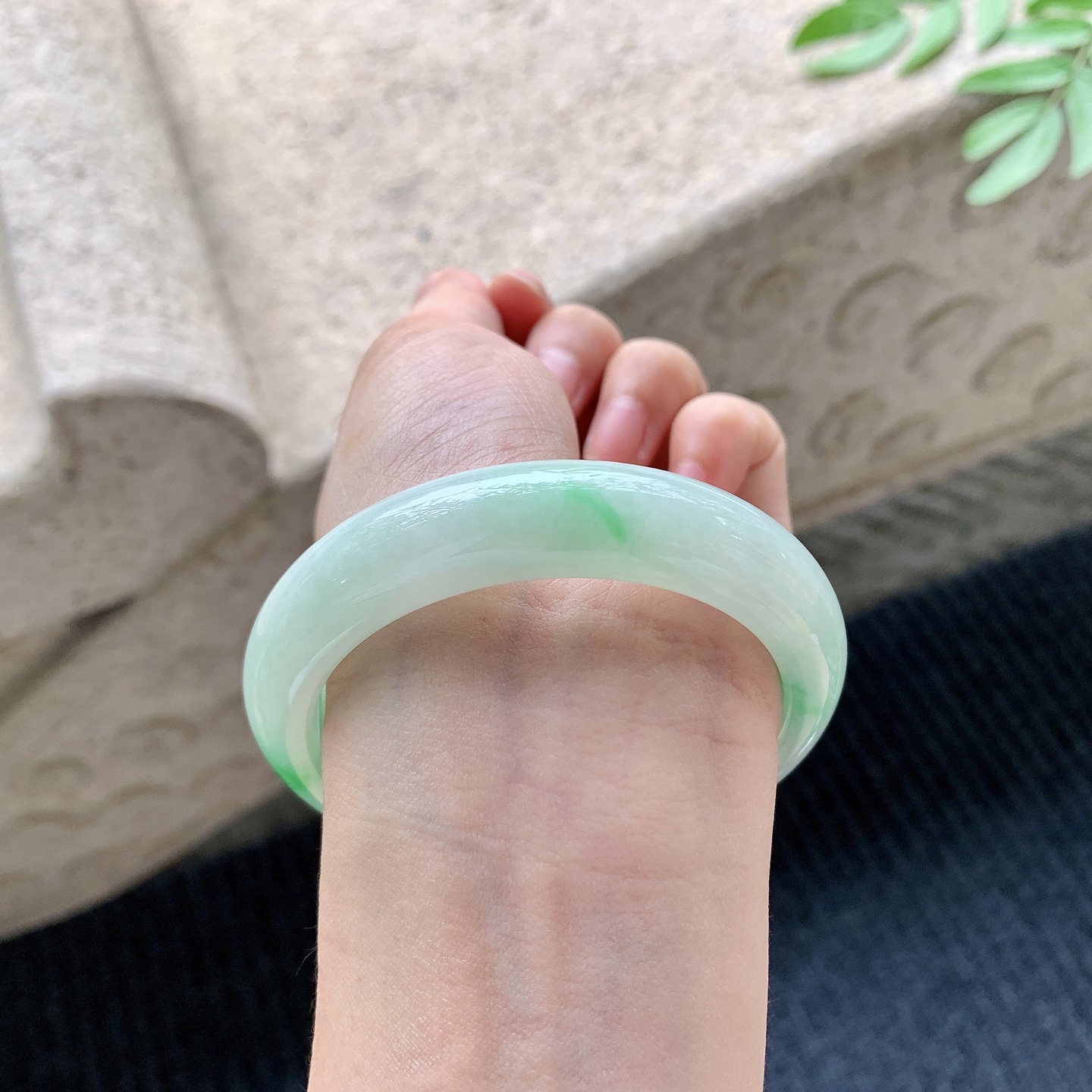 正圈54 55，圈口55.8/12.9/8.6，编码GL082386，细糯飘绿，水润，种老，细腻，无裂