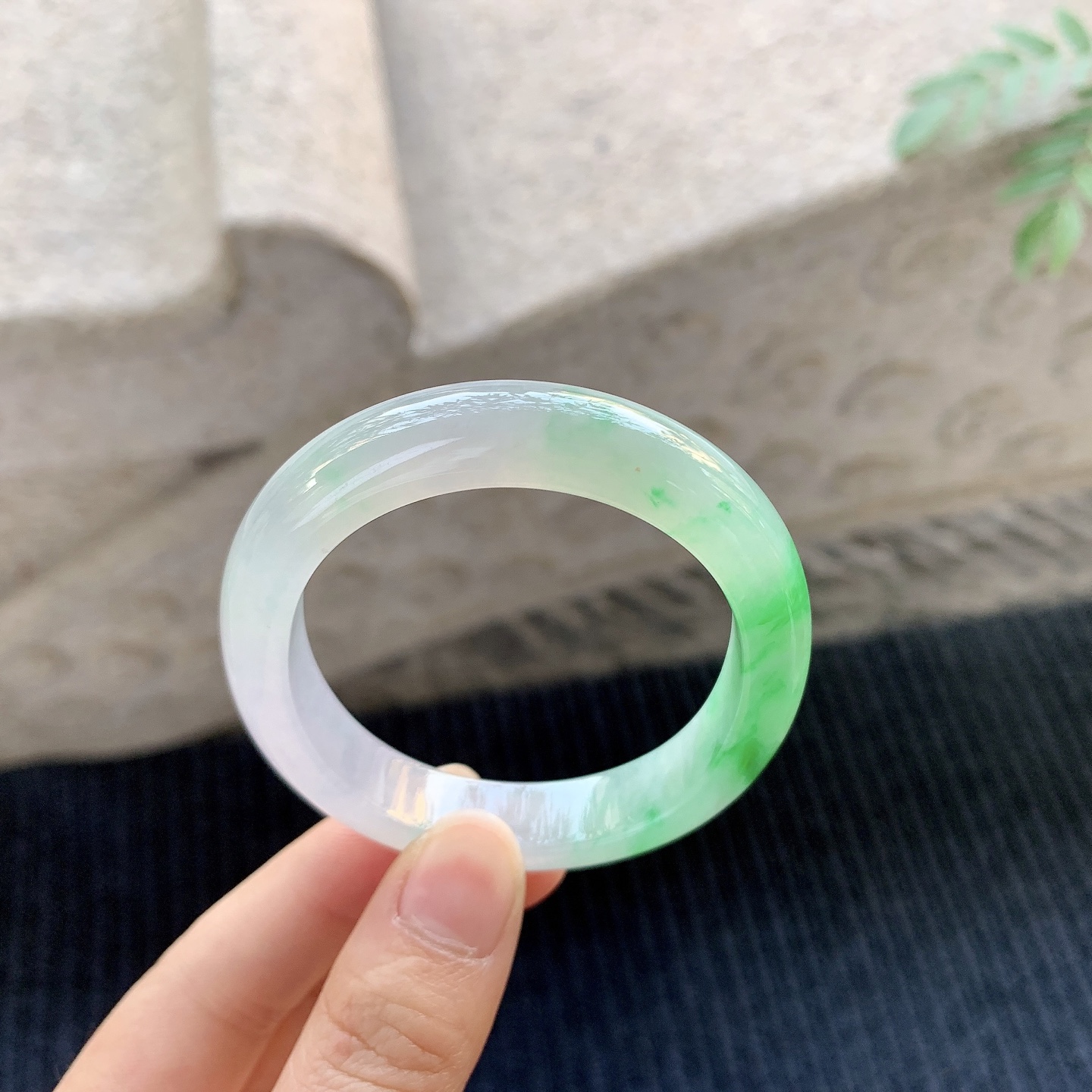冰糯飘绿，水润，种老，细腻，有棉纹