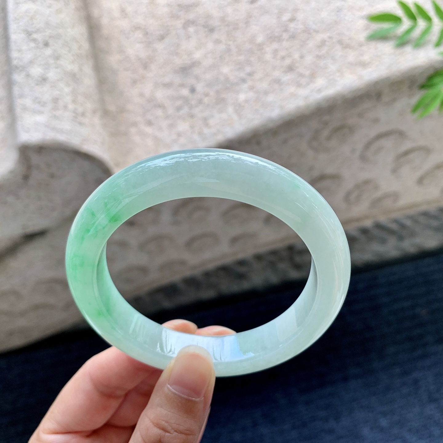 正圈56 57，圈口57.6/11.8/9.2，编码GL082245，描述飘绿，水润，种老，细腻，有棉纹