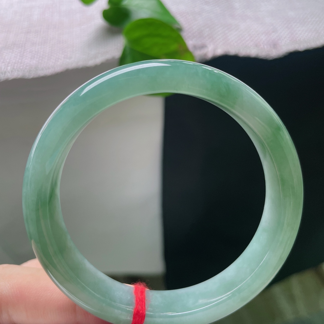 绿底飘花正圈。皮纹，冰润，色泽温润内敛不张扬，版型端庄大气，上手大方得体，自带从容温婉的成熟气韵。ss57395a。