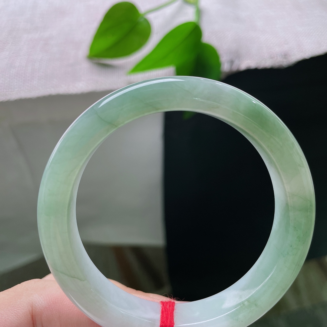 油青正圈，内纹，翠色如烟似雾般晕染蔓延，层次自然丰富，好似山间翠雾落于腕间，意境悠远。ss57808