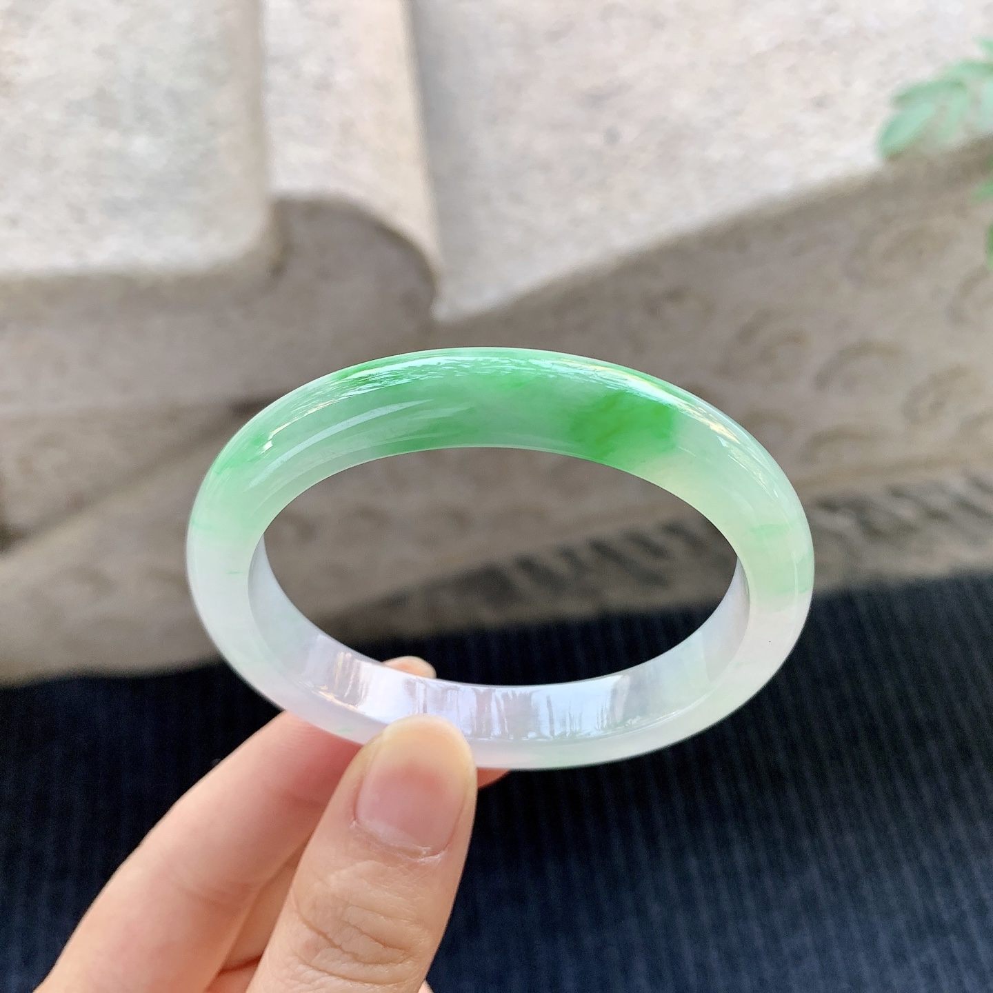 冰糯飘绿，水润，种老，细腻，有棉纹
