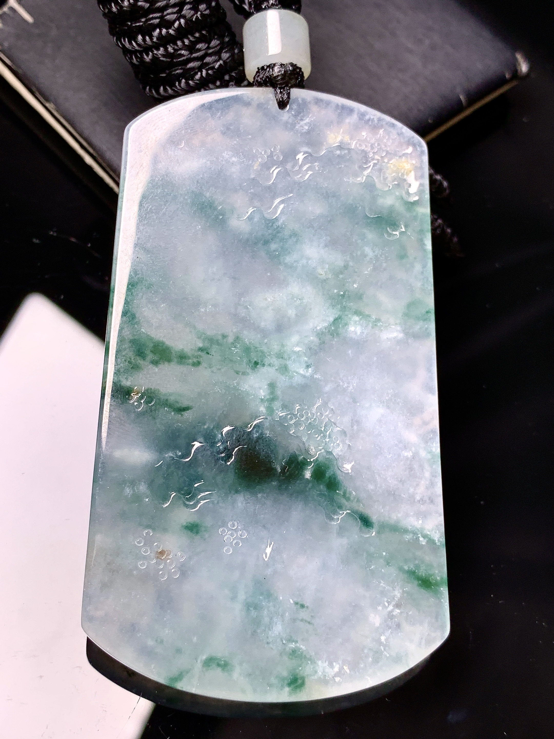 飘绿山水牌子吊坠 玉质细腻 色泽艳丽清新 水润亮眼 整体尺寸67.8*38.8*6.2 L1