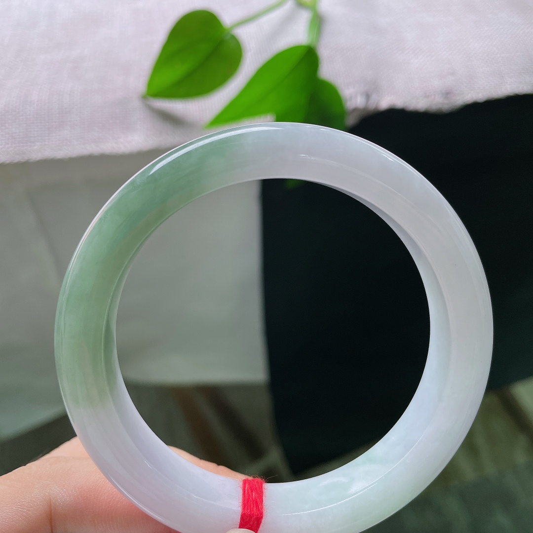 油青正圈，皮纹，一边素白温润，一边青绿流淌，宛如山水倒映玉间，万般温柔。ss57819a